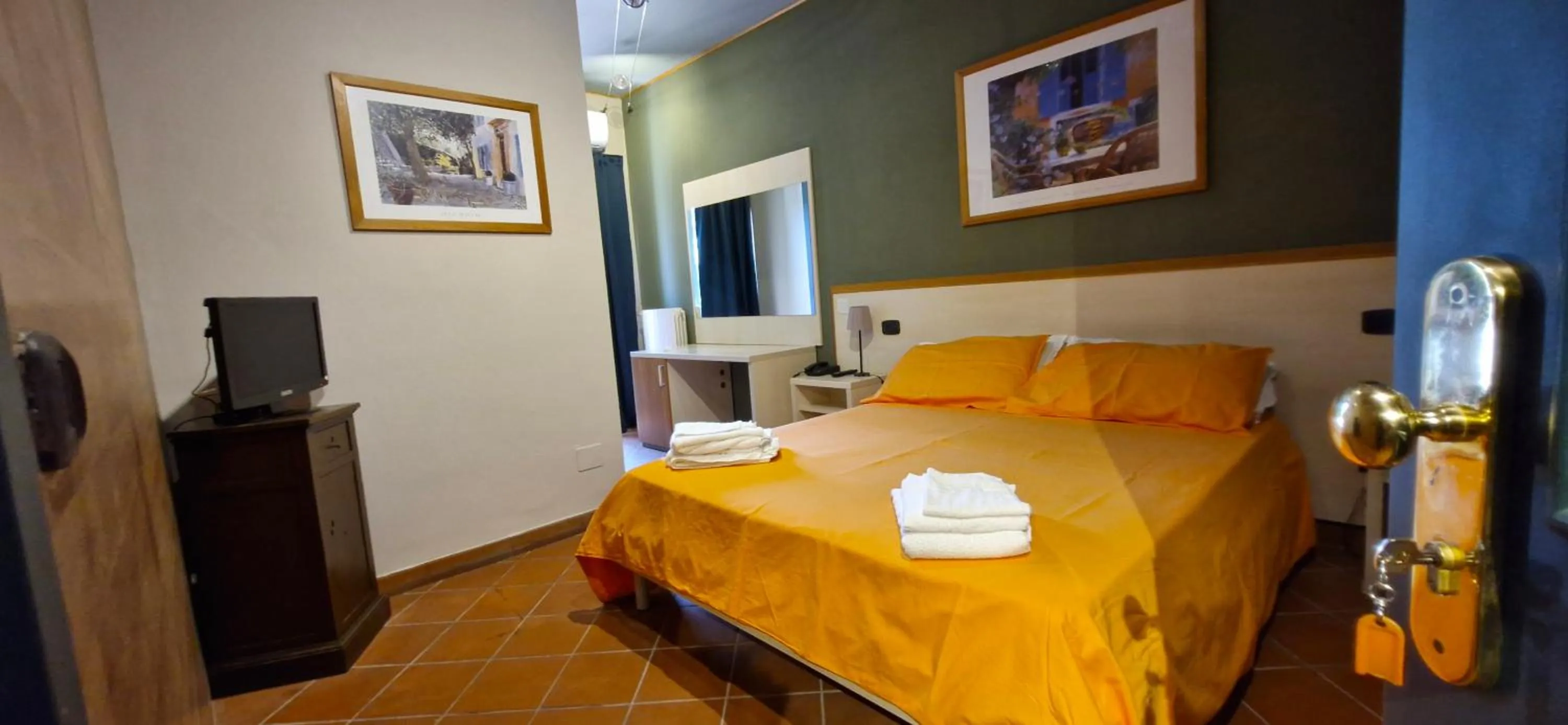 Photo of the whole room, Bed in Sotto Il Cielo Hotel