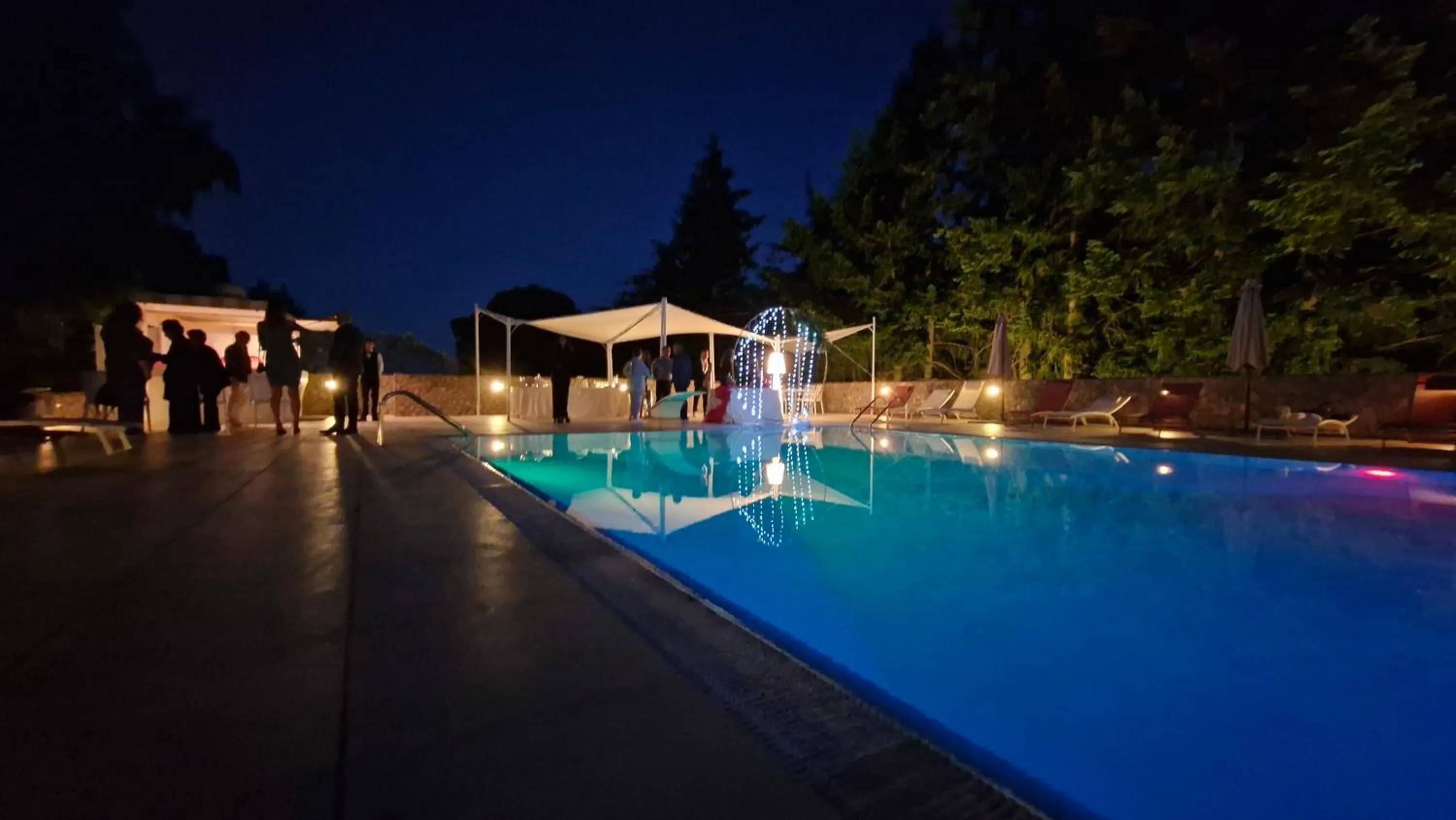 Swimming pool in Sotto Il Cielo Hotel