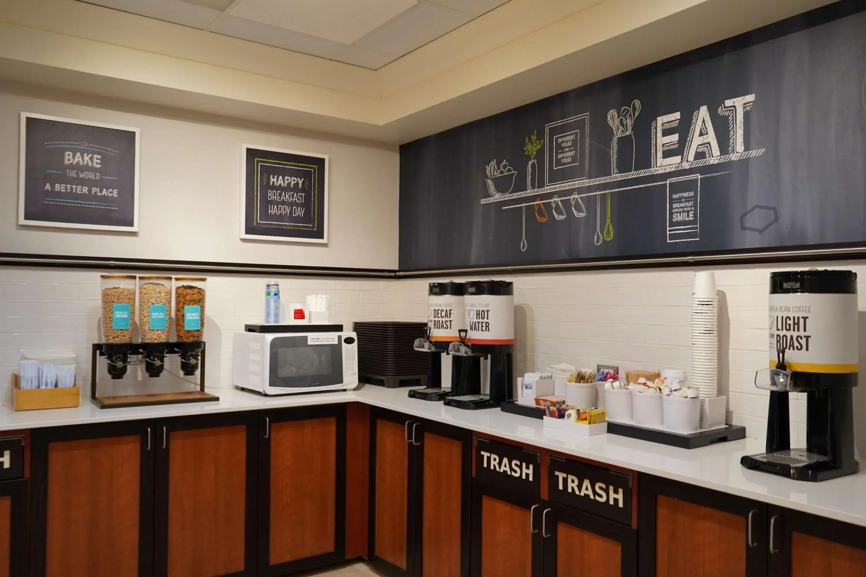 Breakfast in Hampton Inn & Suites Chicago/Aurora Breakfast in Hampton Inn & Suites Chicago/Aurora