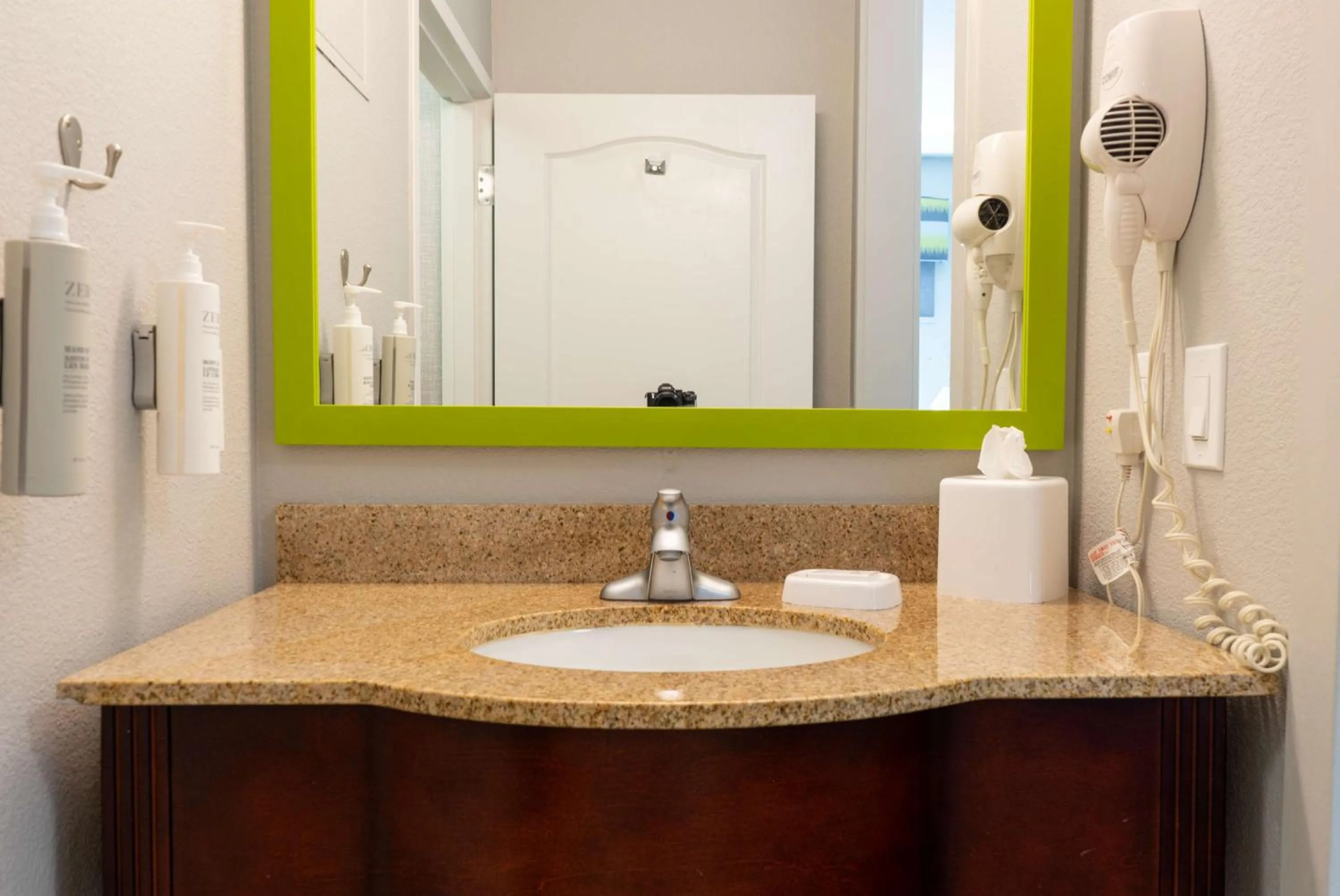 Bathroom in Hampton Inn Elkhorn Lake Geneva Area