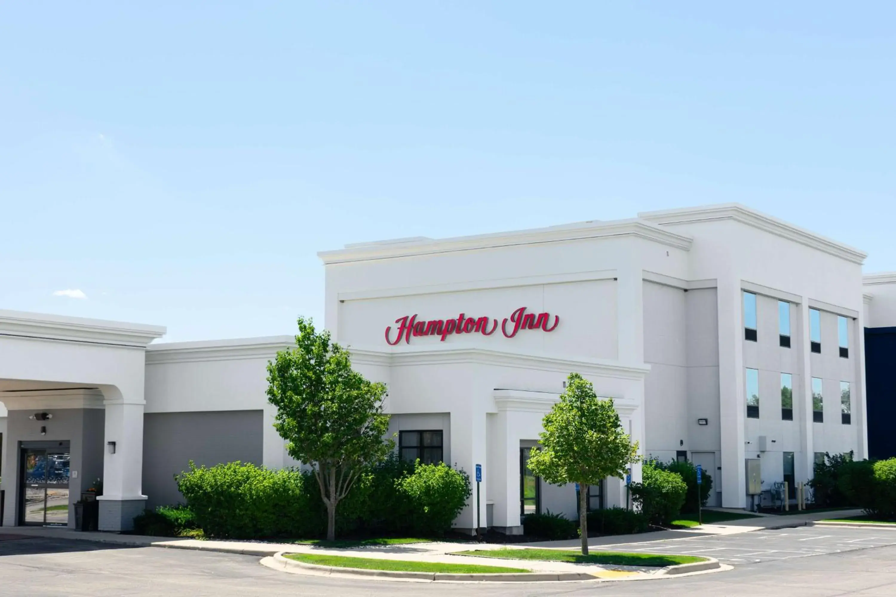 Property building in Hampton Inn Elkhorn Lake Geneva Area Property building in Hampton Inn Elkhorn Lake Geneva Area