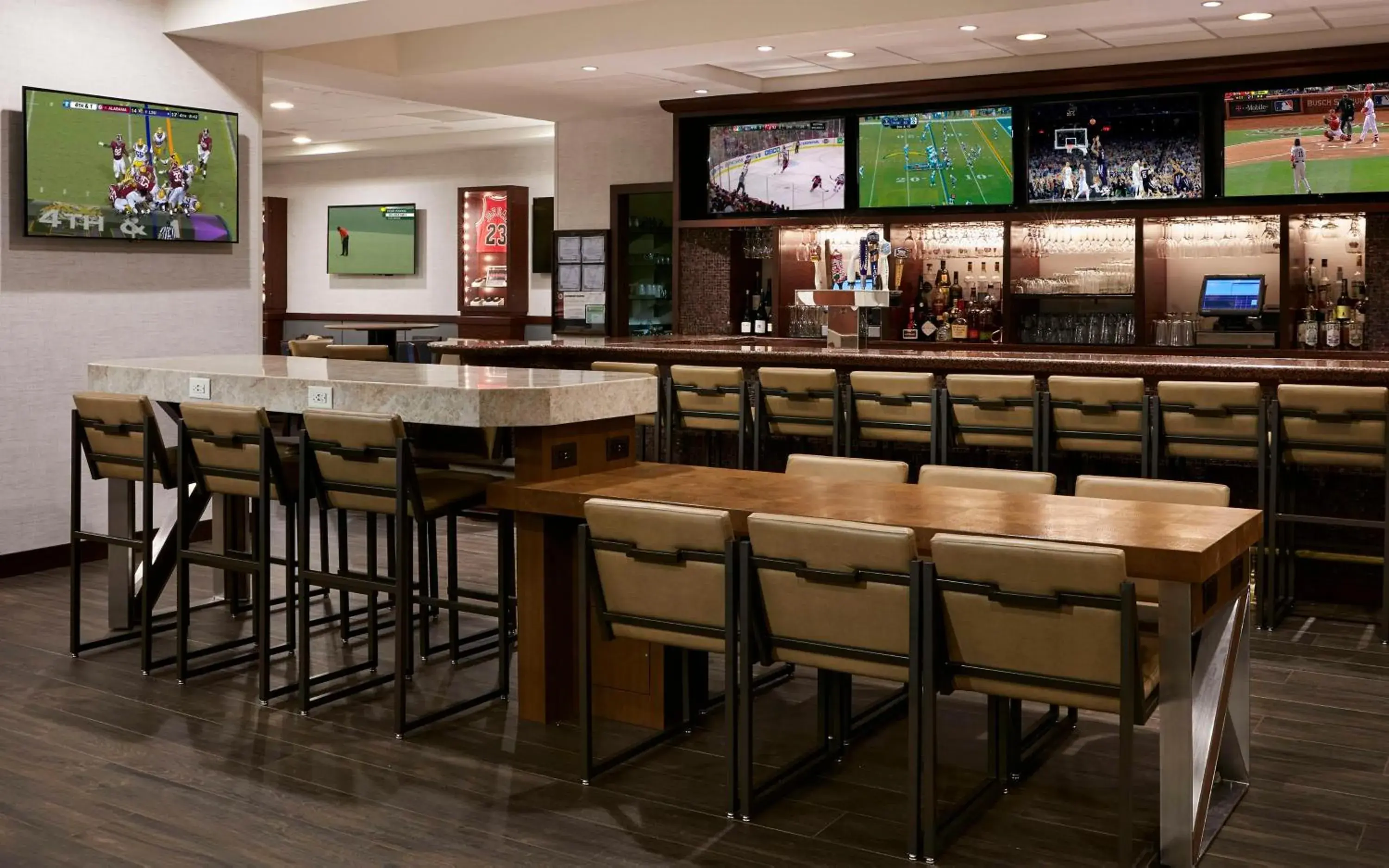 Lounge or bar in Hilton Chicago O'Hare Airport Lounge or bar in Hilton Chicago O'Hare Airport