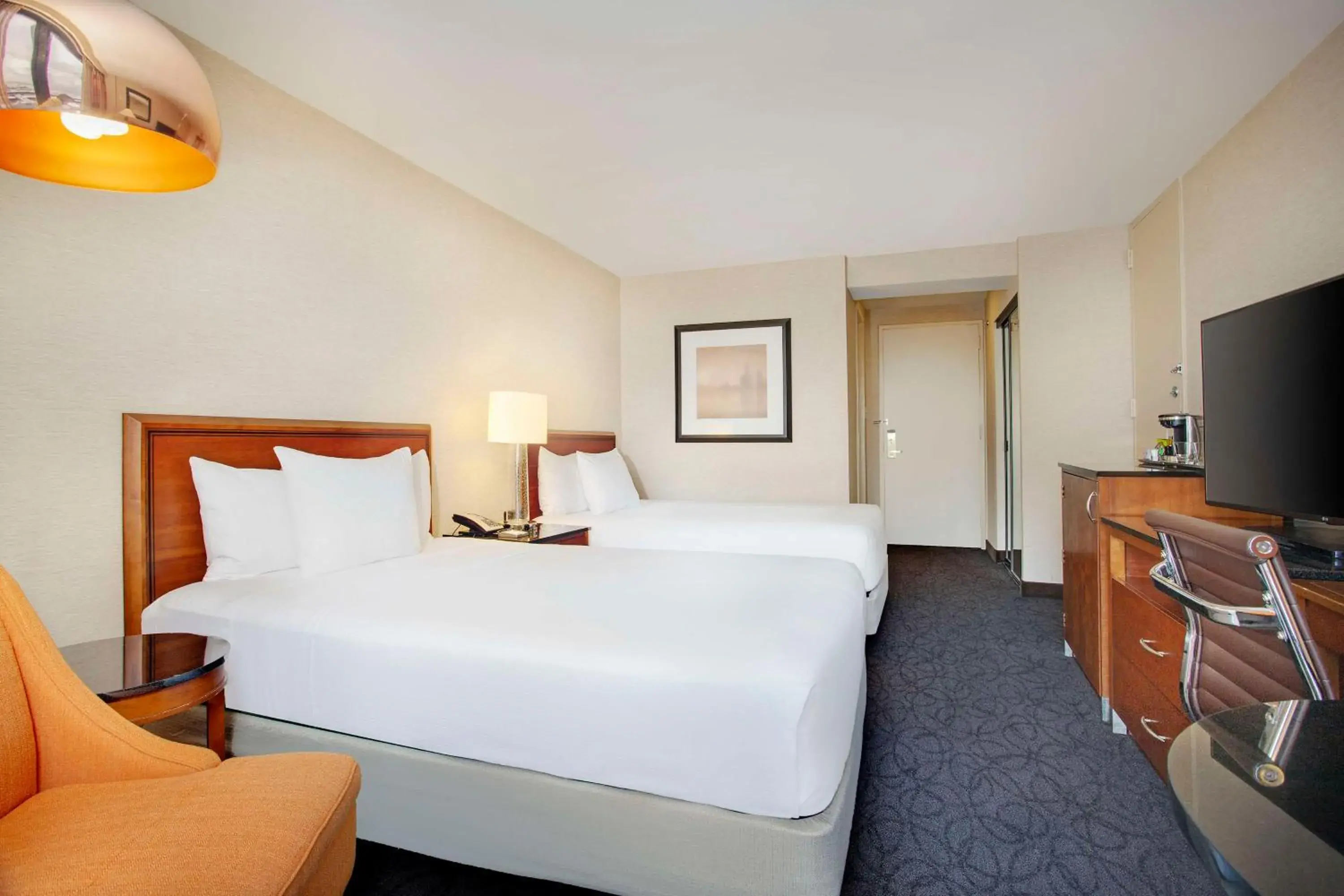 Double Room with Two Double Beds - Runway View in Hilton Chicago O'Hare Airport Double Room with Two Double Beds - Runway View in Hilton Chicago O'Hare Airport