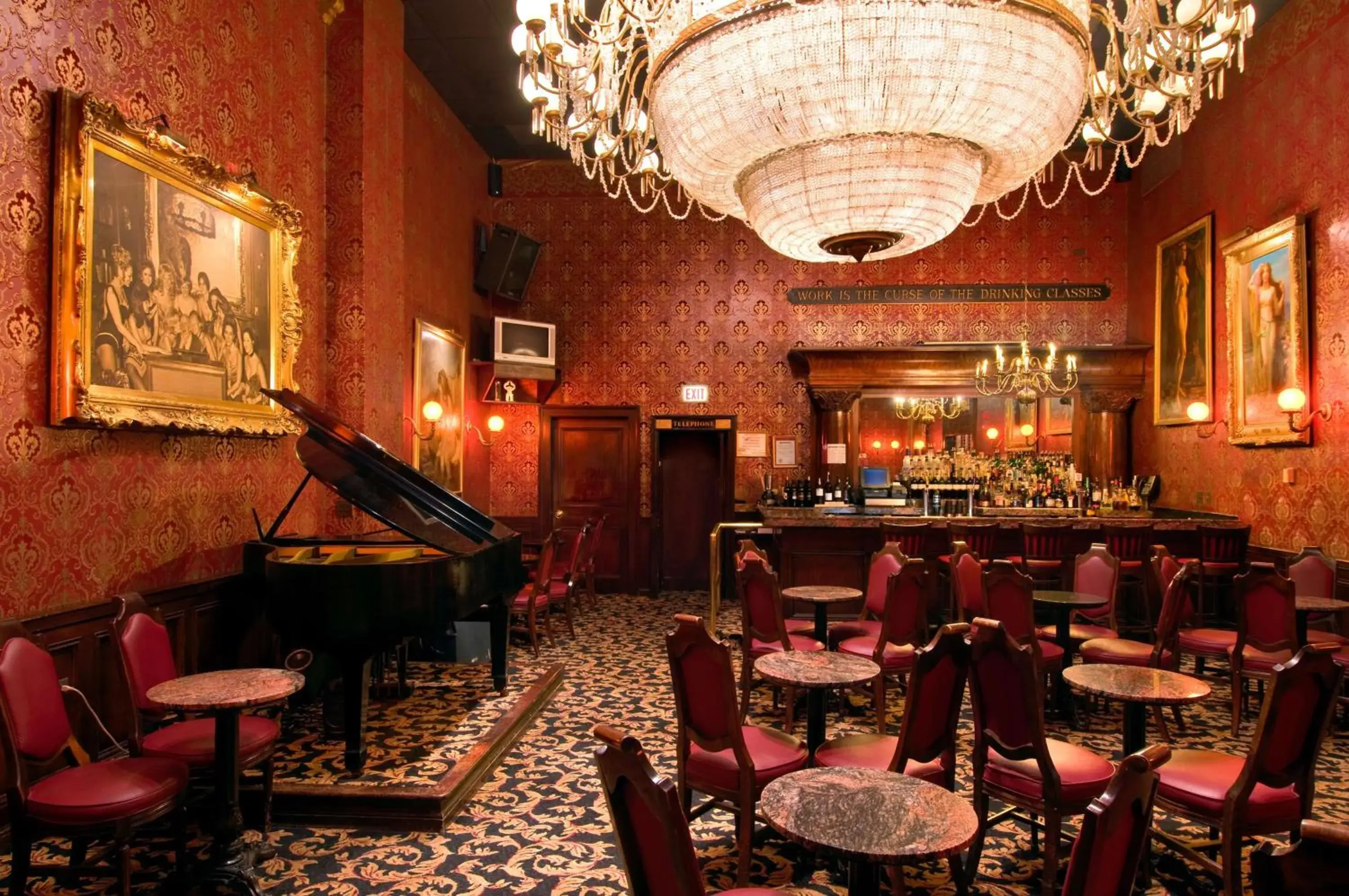 Lounge or bar in Hilton Chicago O'Hare Airport Lounge or bar in Hilton Chicago O'Hare Airport