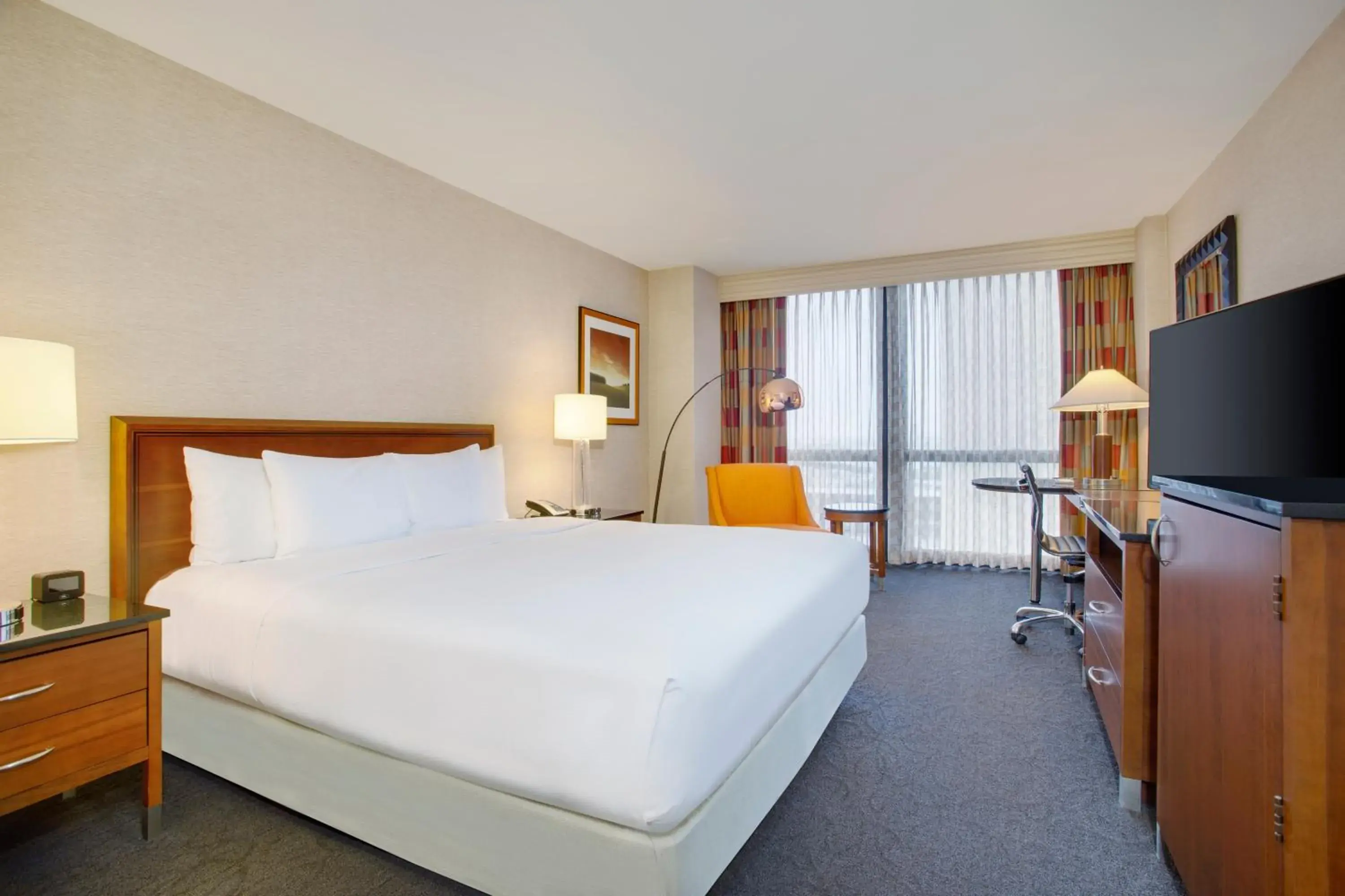 Business King Room - High Floor in Hilton Chicago O'Hare Airport Business King Room - High Floor in Hilton Chicago O'Hare Airport