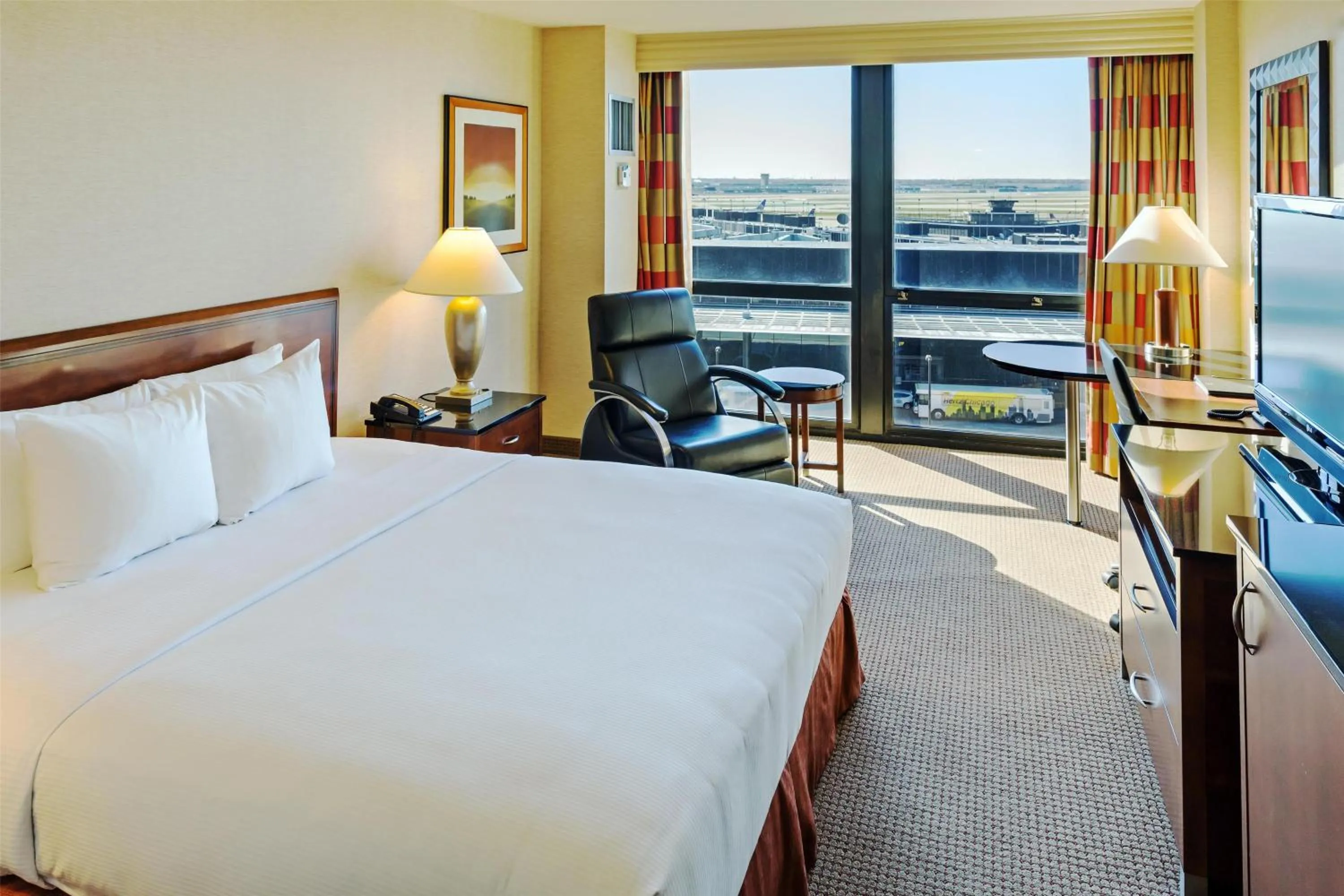 Bedroom, Bed in Hilton Chicago O'Hare Airport