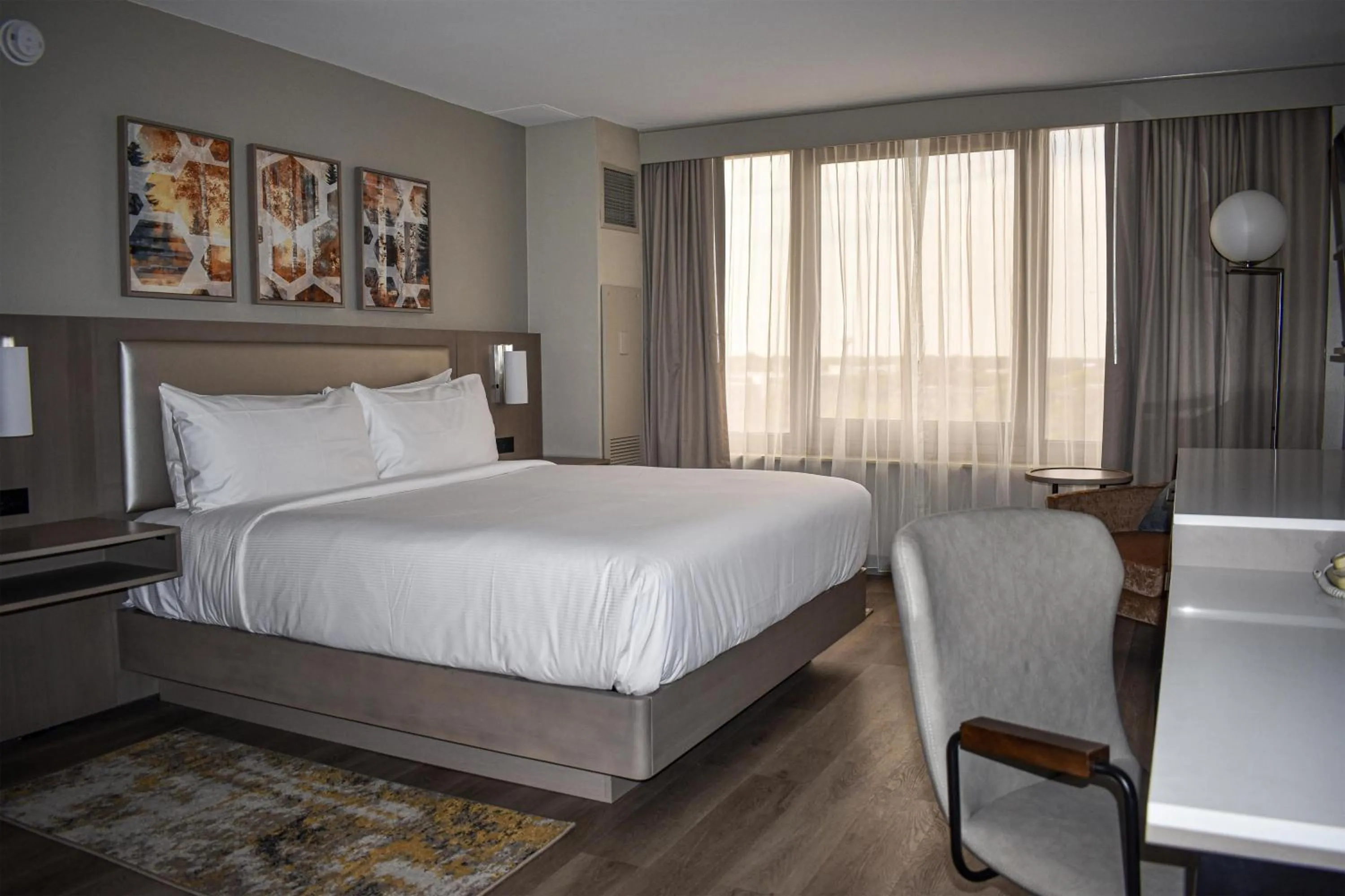 Bed in DoubleTree by Hilton Chicago - Oak Brook