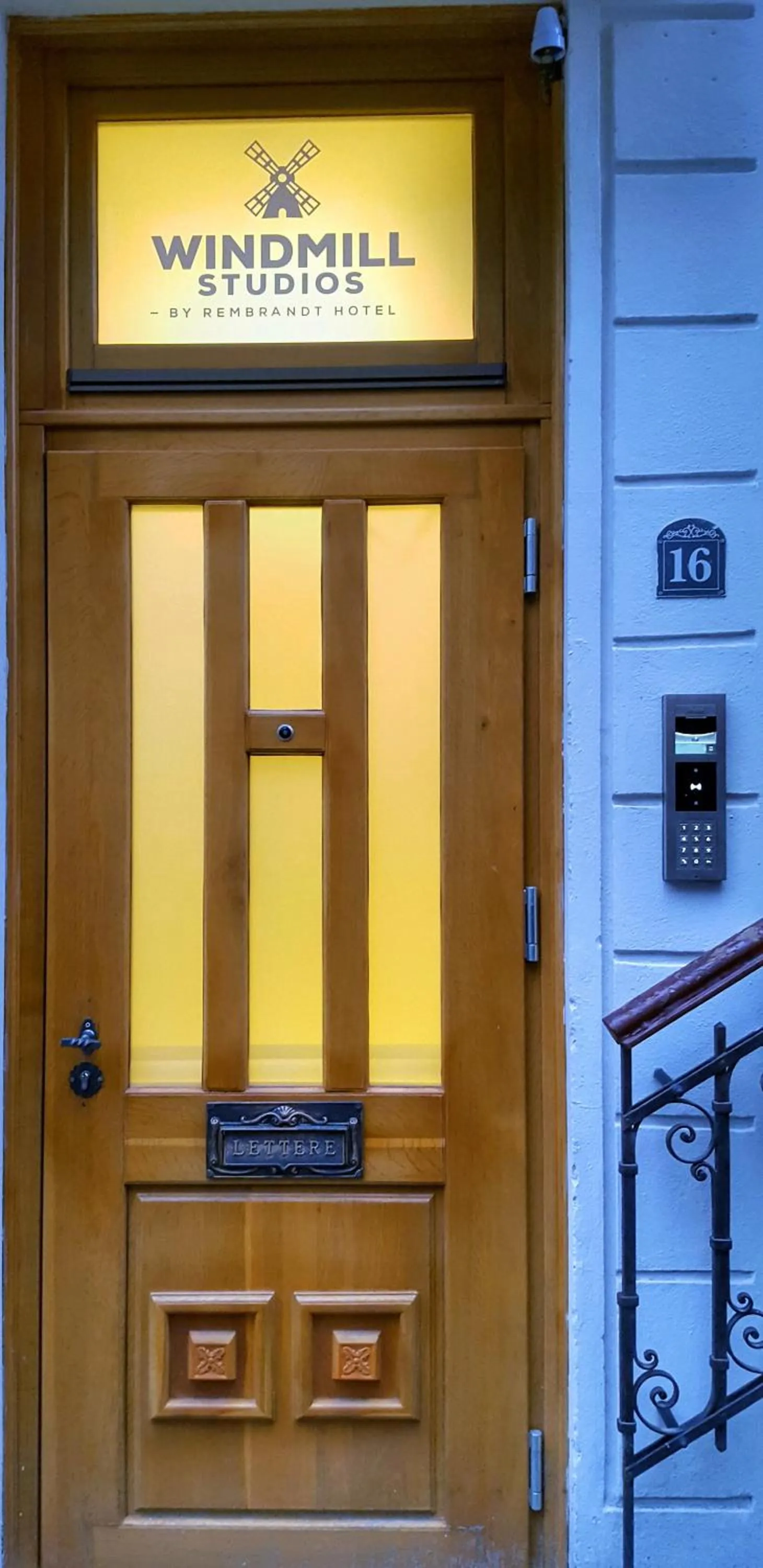 Facade/entrance in Windmill Studios by Rembrandt Old Town