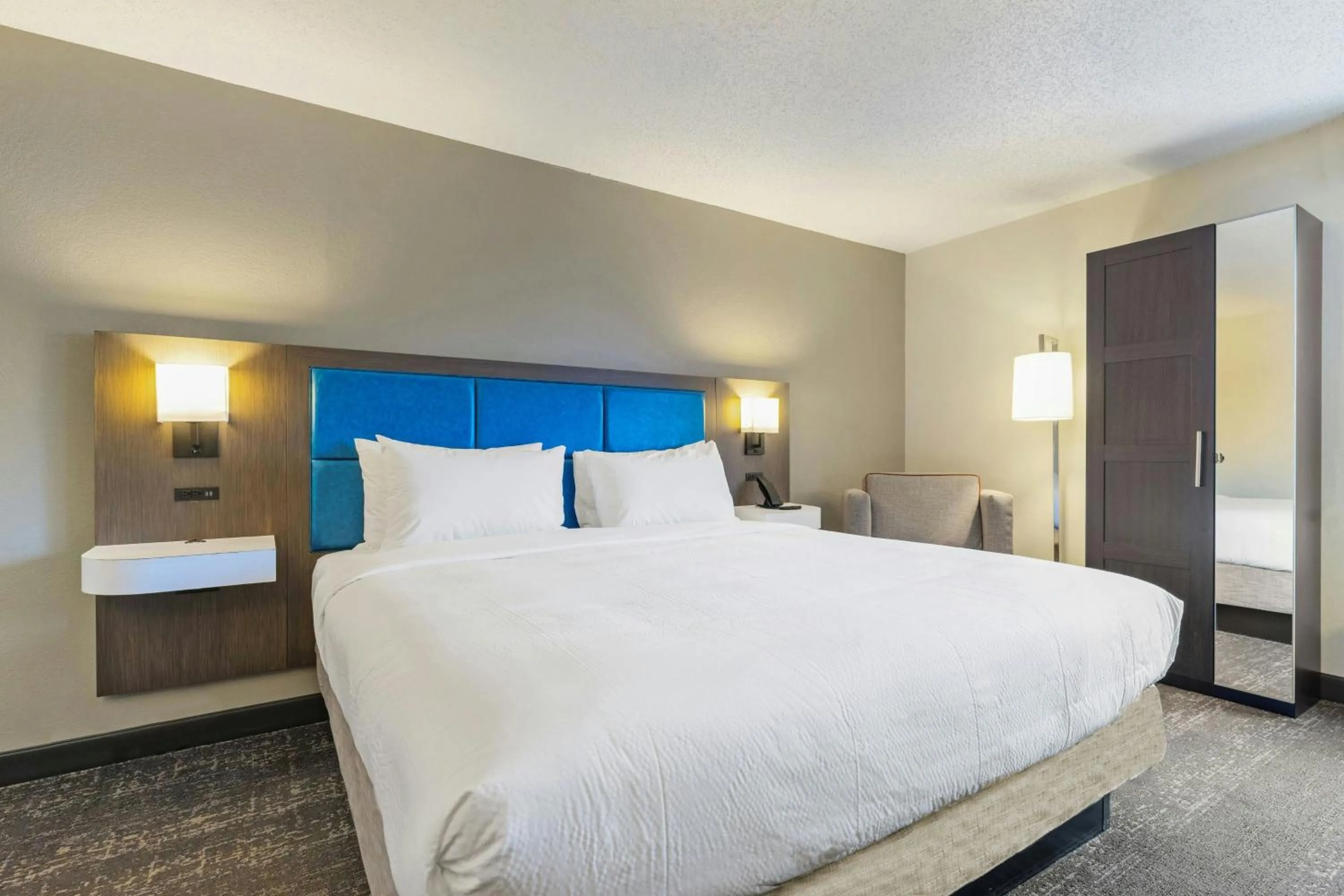Photo of the whole room, Bed in Elgin Inn
