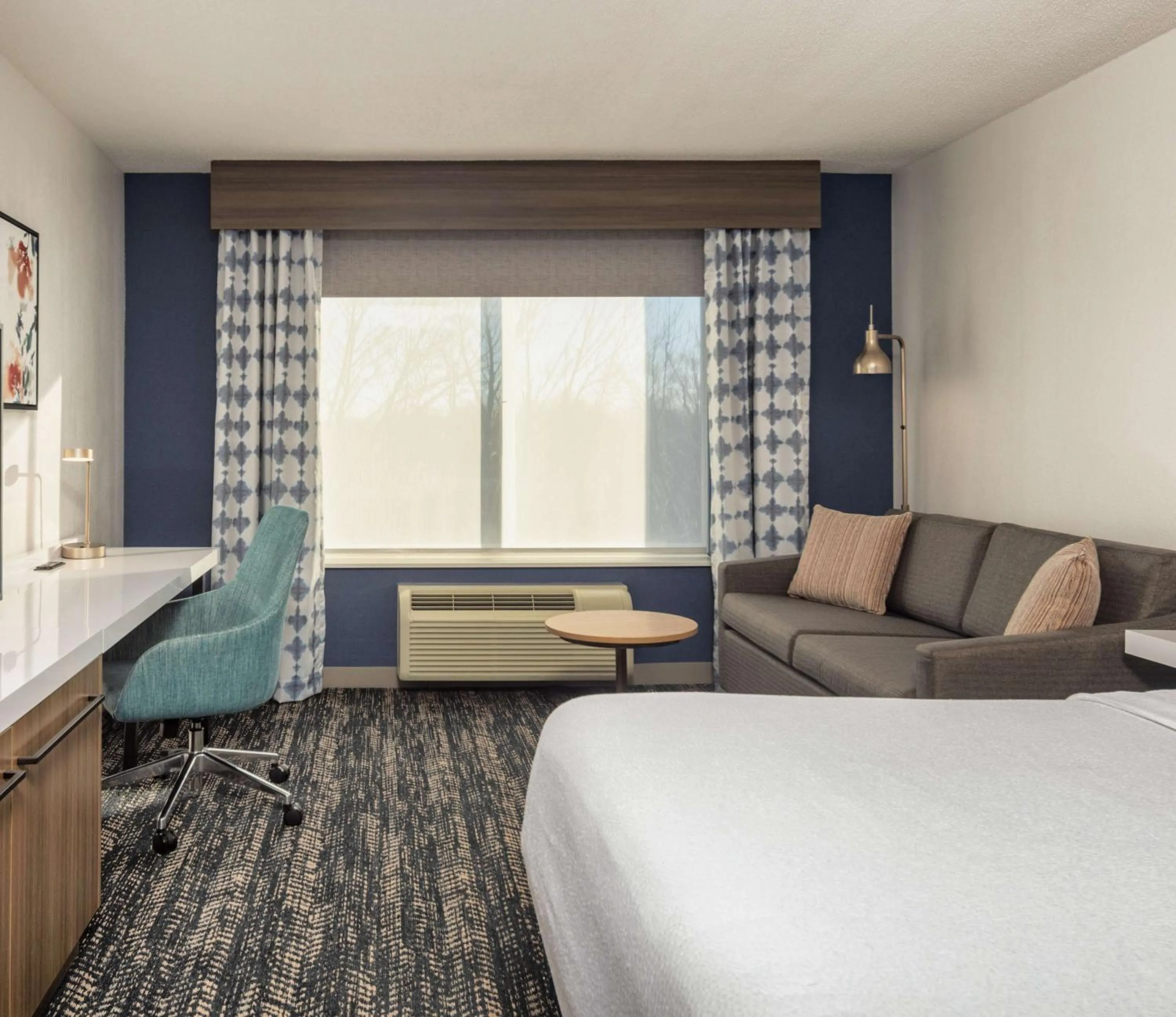 Living room, Bed in Hilton Garden Inn Oakbrook Terrace