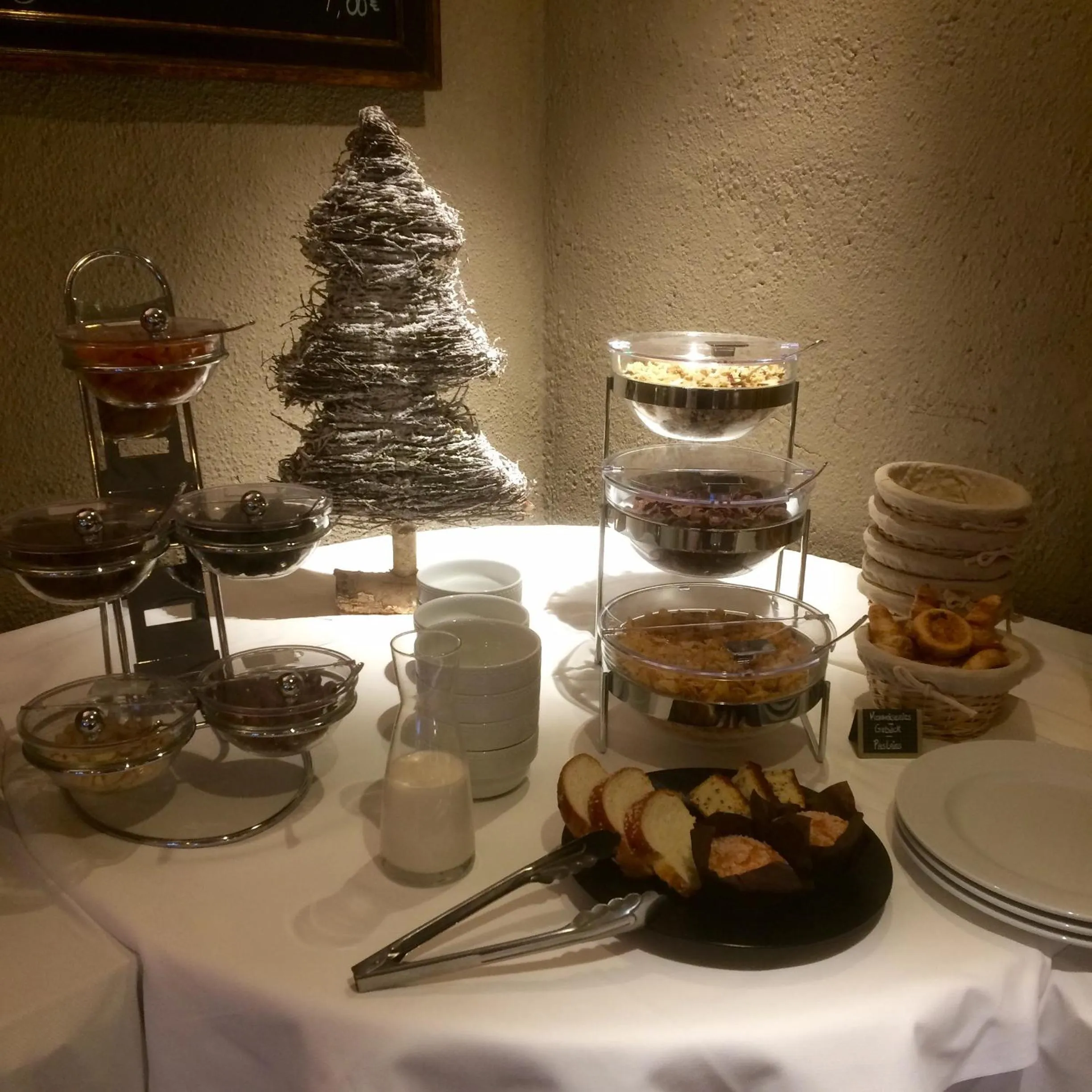 Buffet breakfast in Hotel La Couronne