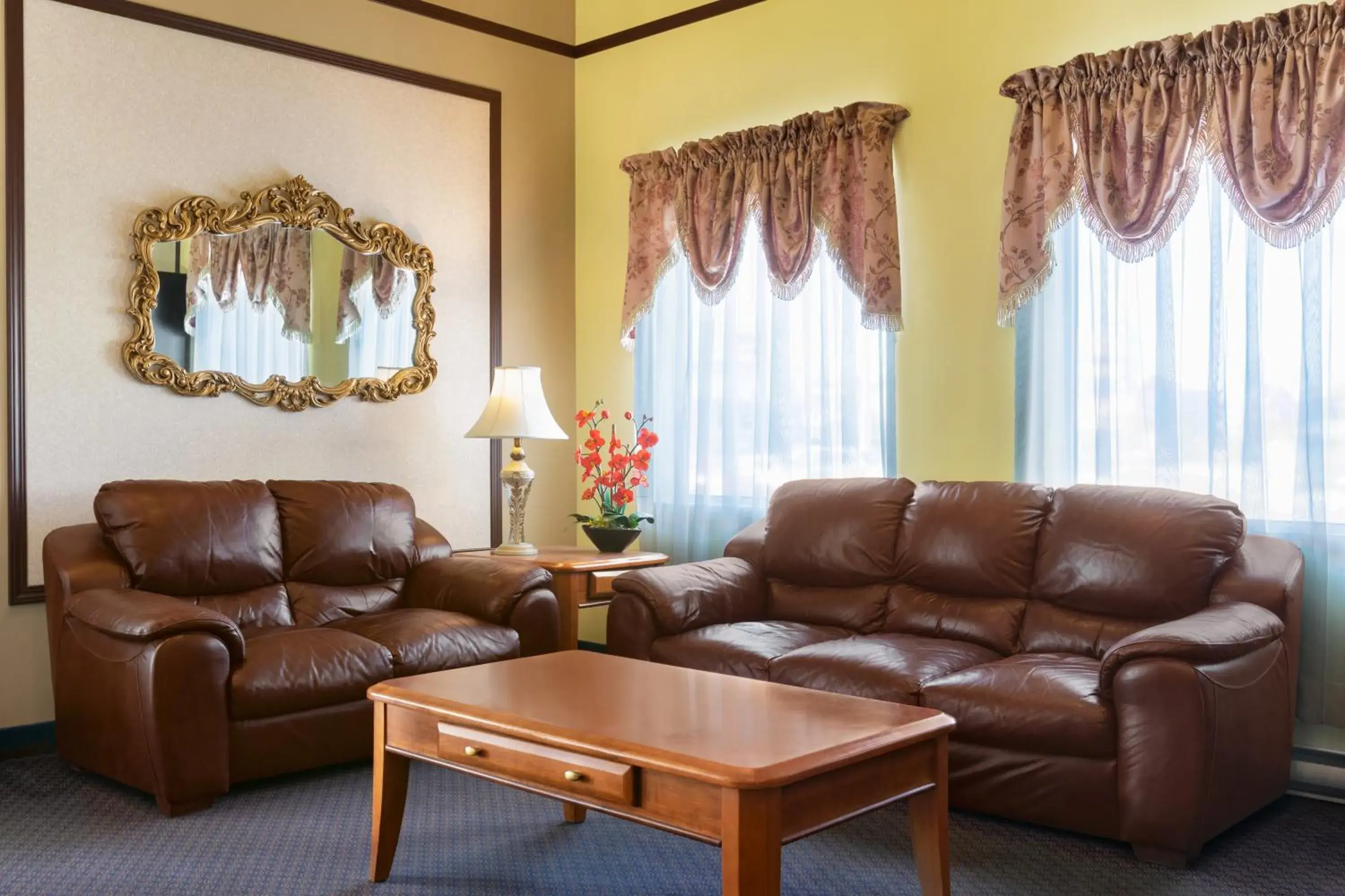 Lobby or reception in Hotel Days Inn Blainville & Centre de Conférence Lobby or reception in Hotel Days Inn Blainville & Centre de Conférence