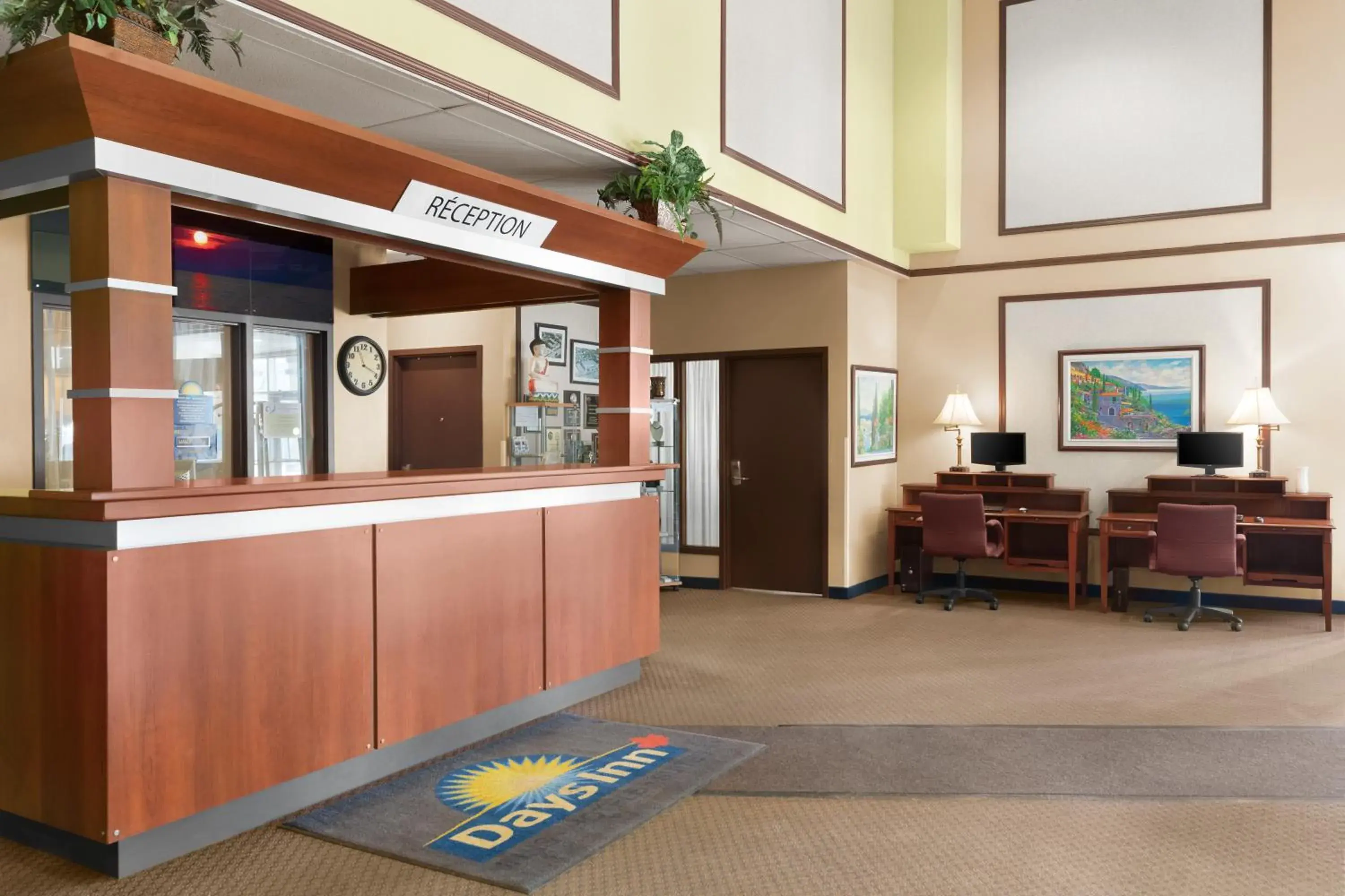 Lobby or reception in Hotel Days Inn Blainville & Centre de Conférence Lobby or reception in Hotel Days Inn Blainville & Centre de Conférence