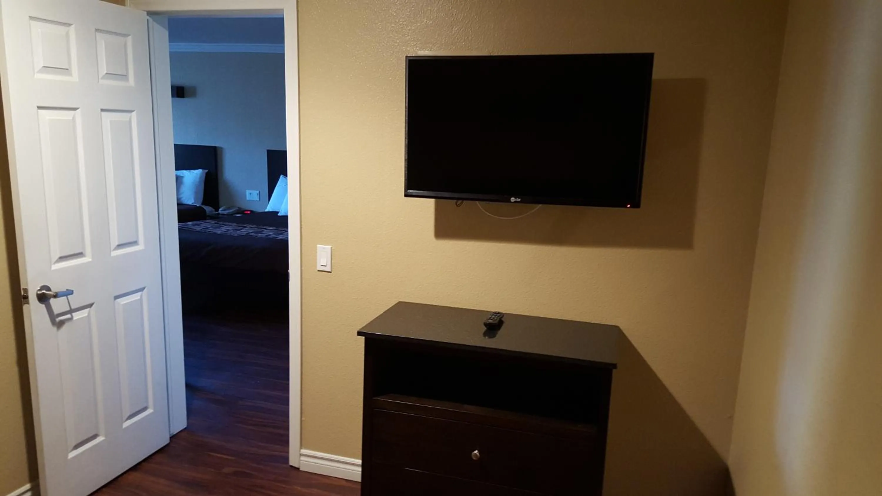 Bedroom in Anaheim Astoria Inn & Suites