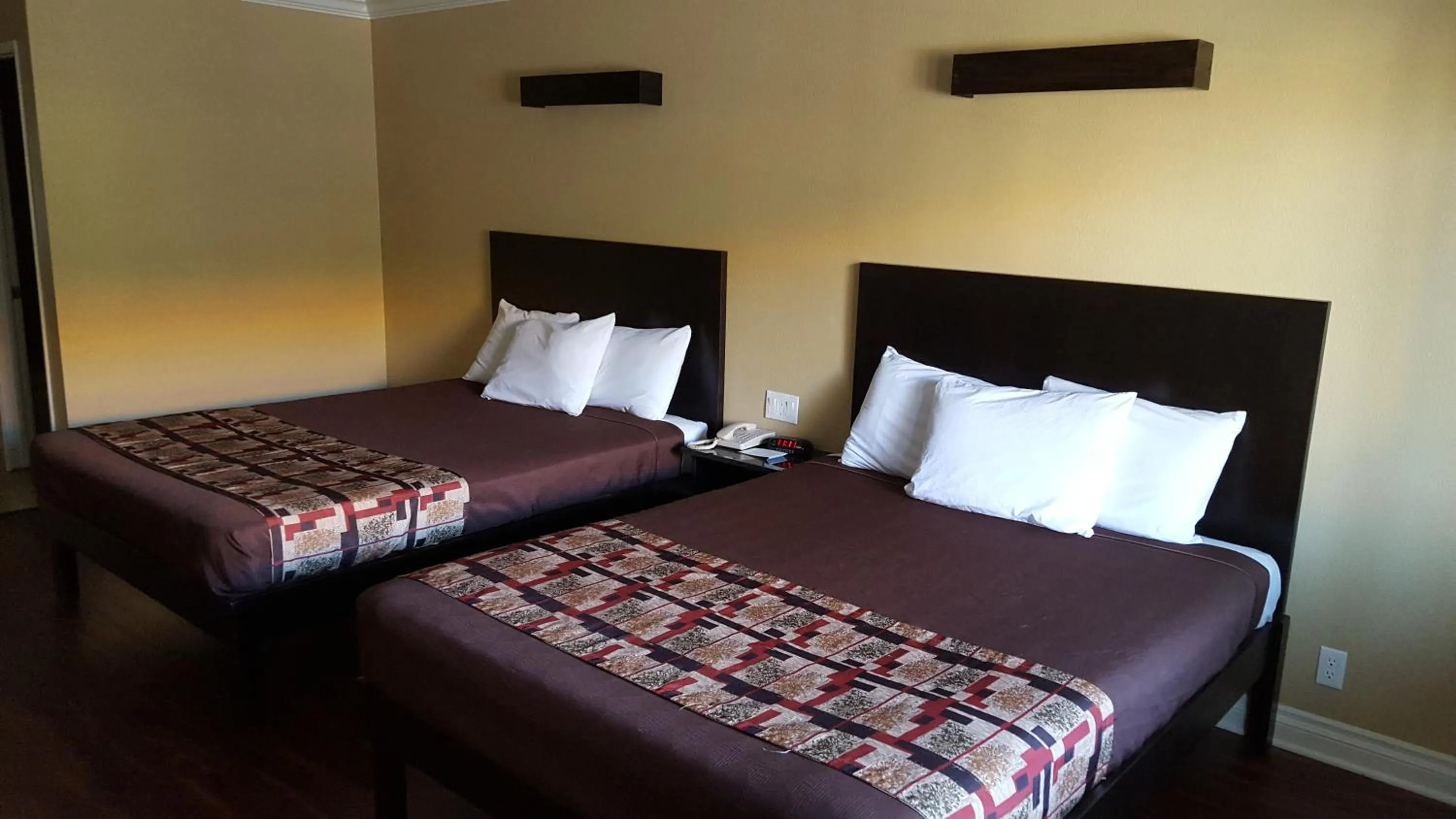 Bedroom, Bed in Anaheim Astoria Inn & Suites