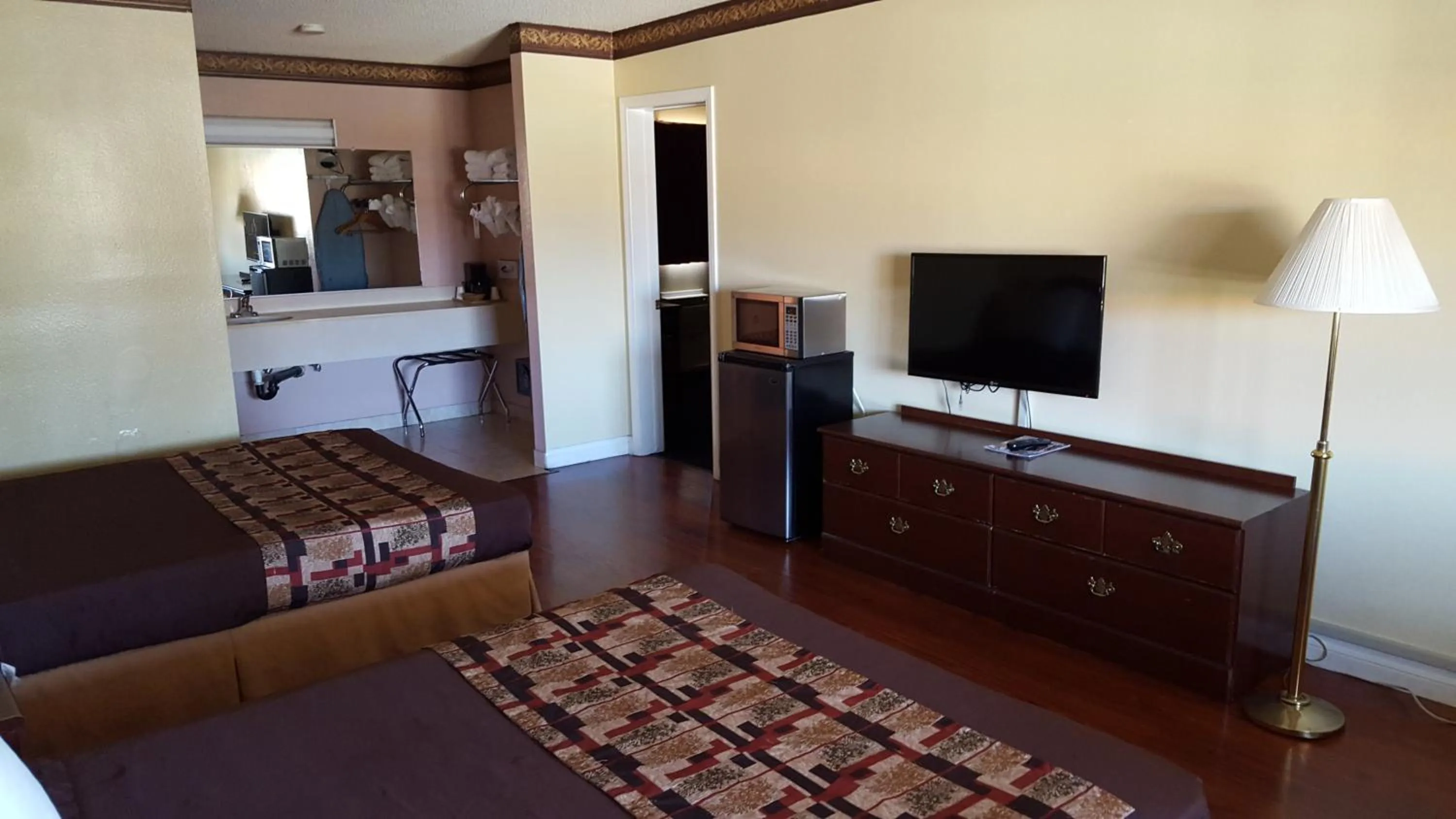 Photo of the whole room, Bed in Anaheim Astoria Inn & Suites