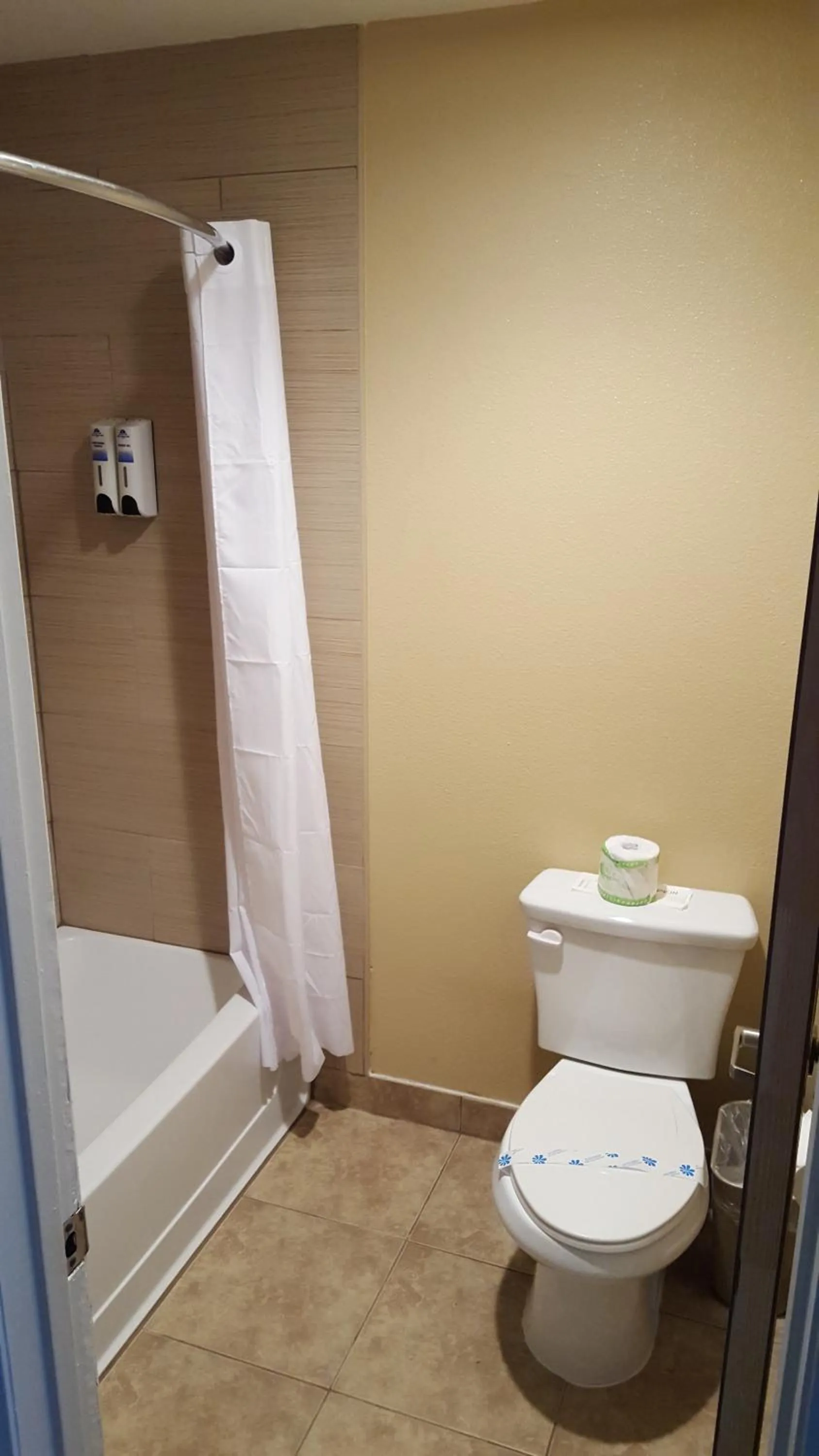 Bathroom in Anaheim Astoria Inn & Suites