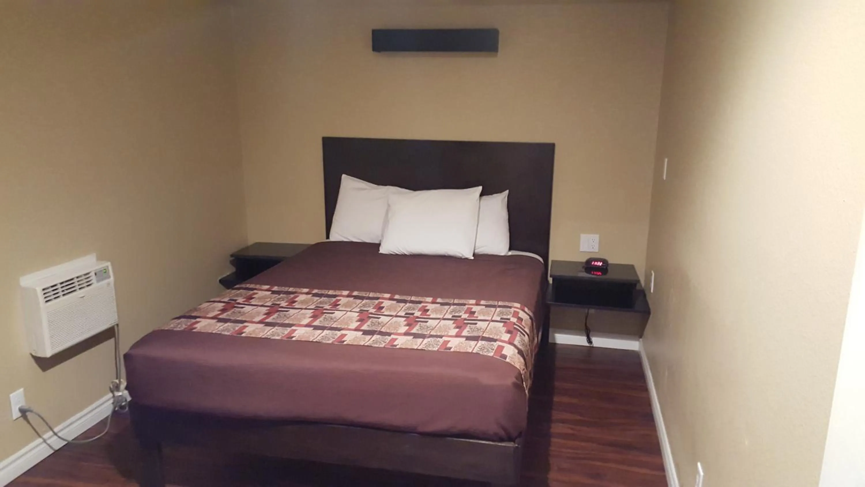 Bedroom, Bed in Anaheim Astoria Inn & Suites