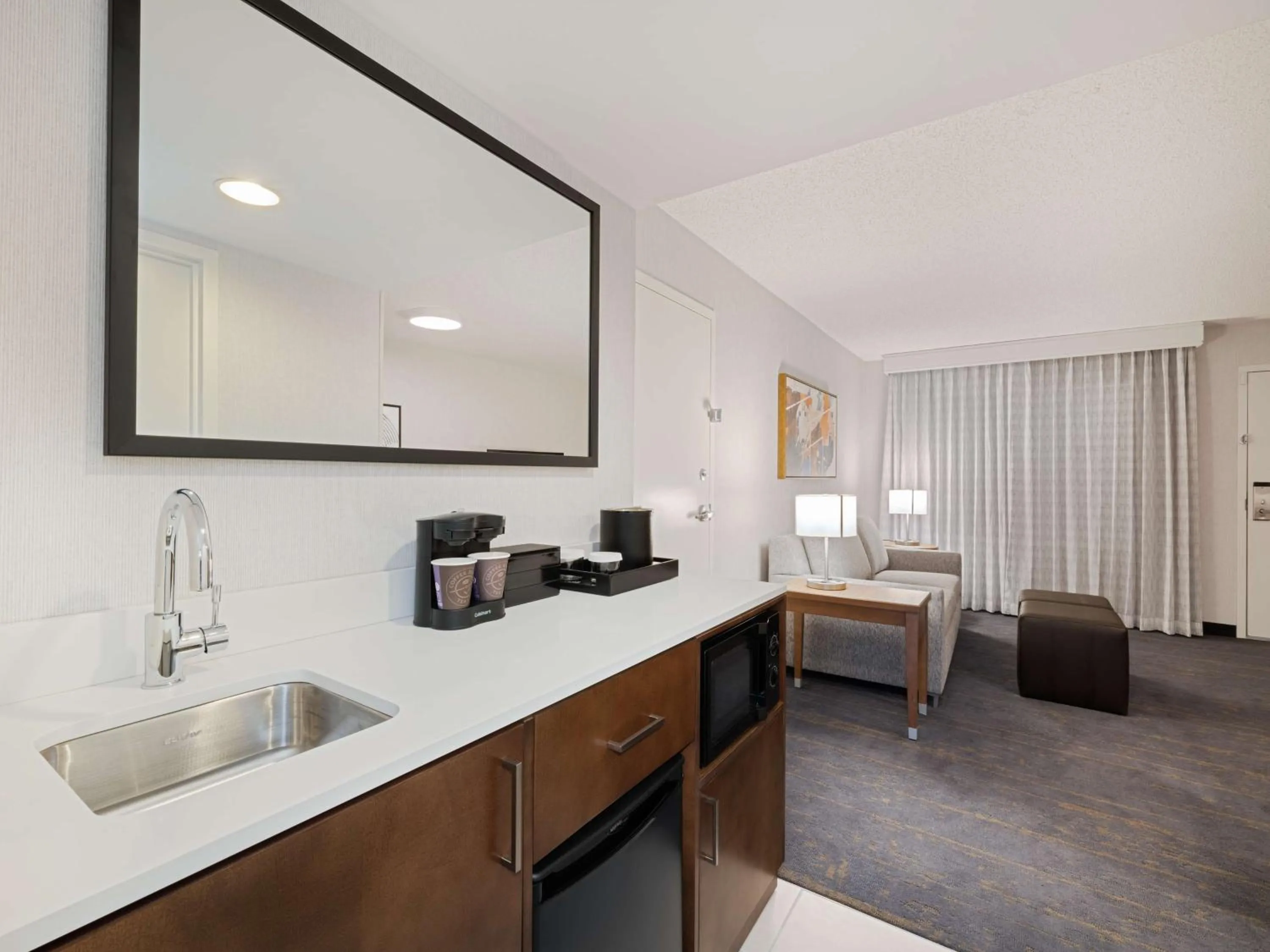 Living room, Bed in Embassy Suites Chicago - Downtown River North