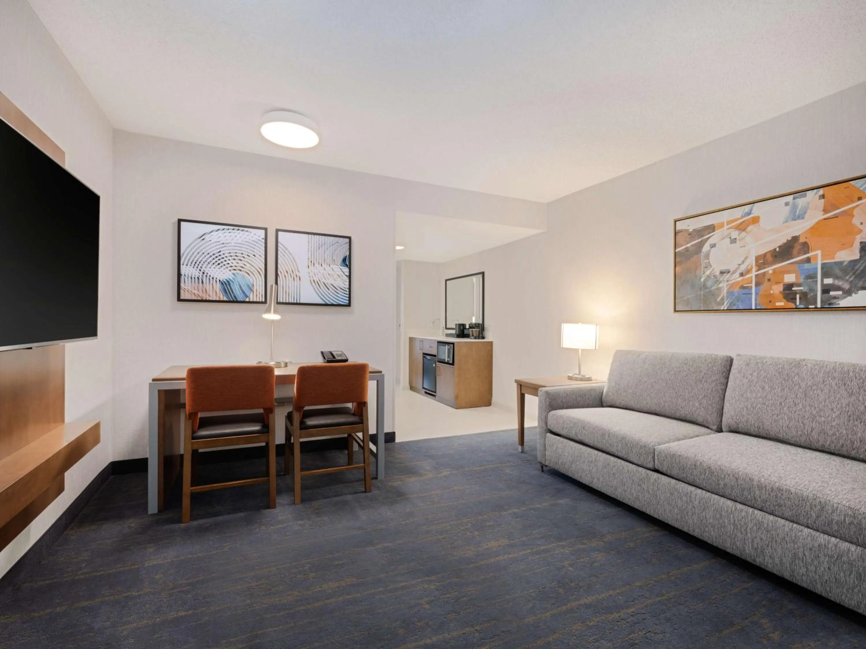 Living room in Embassy Suites Chicago - Downtown River North