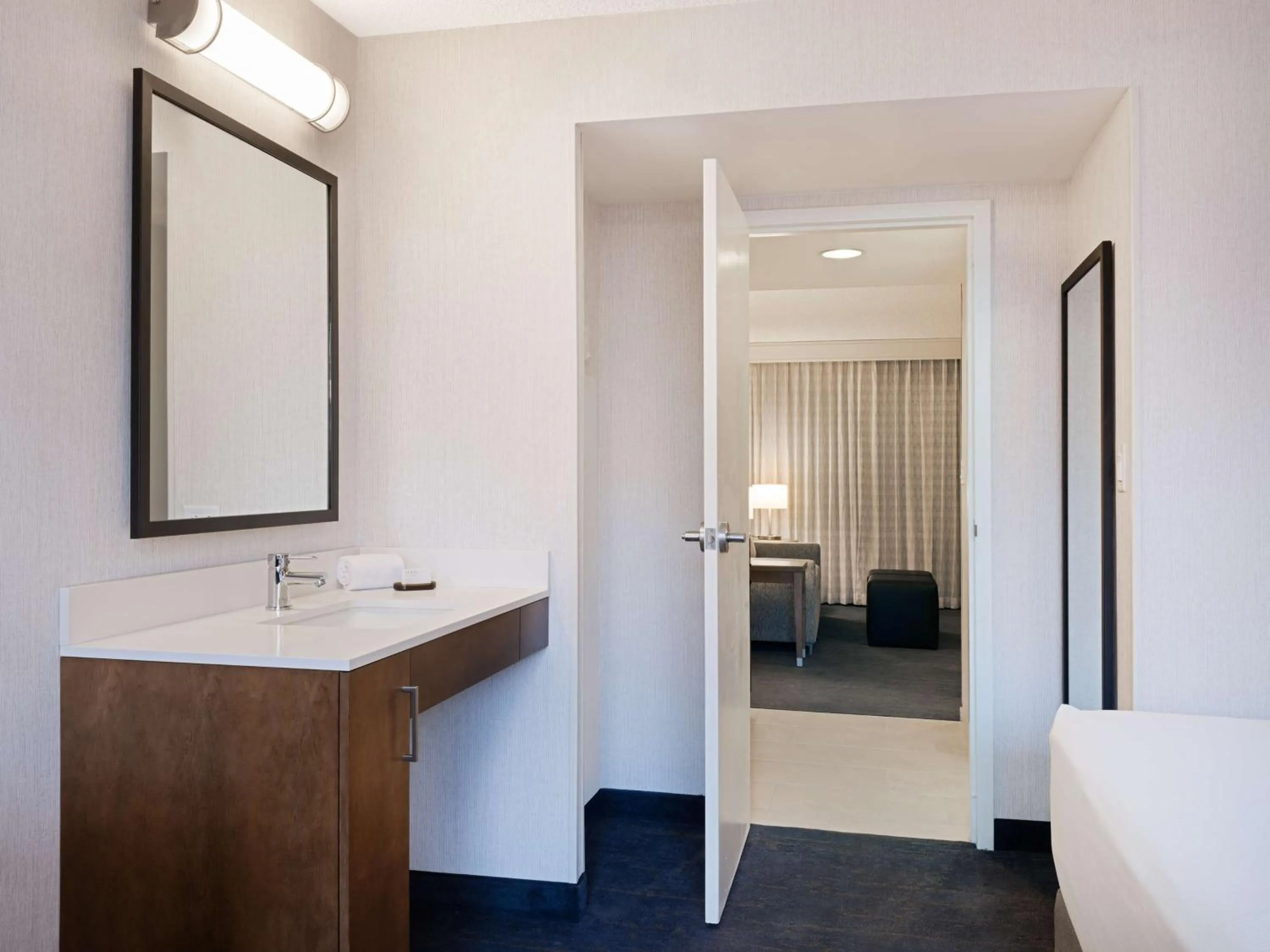 Bed in Embassy Suites Chicago - Downtown River North