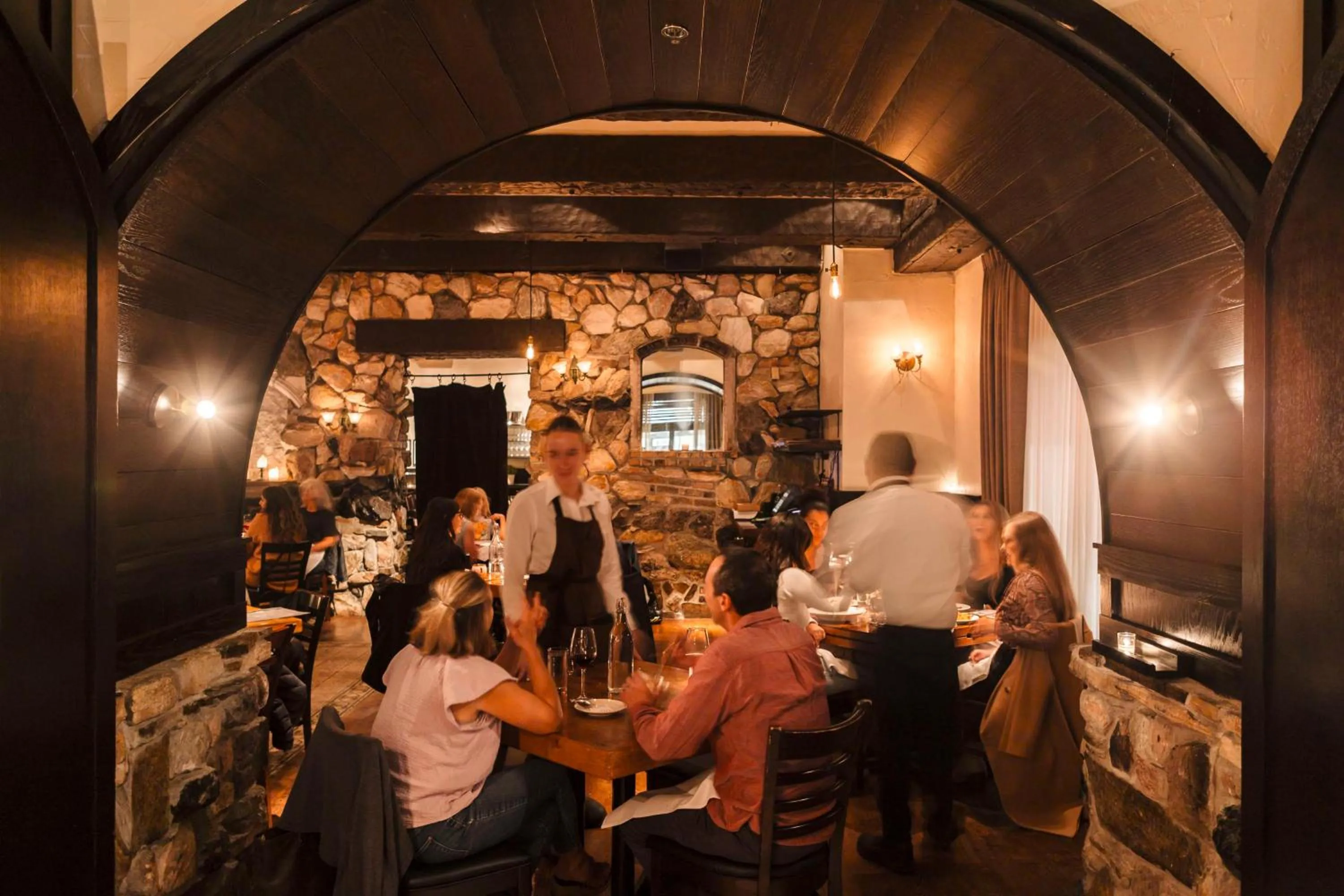 Dining area in Embassy Suites Chicago - Downtown River North