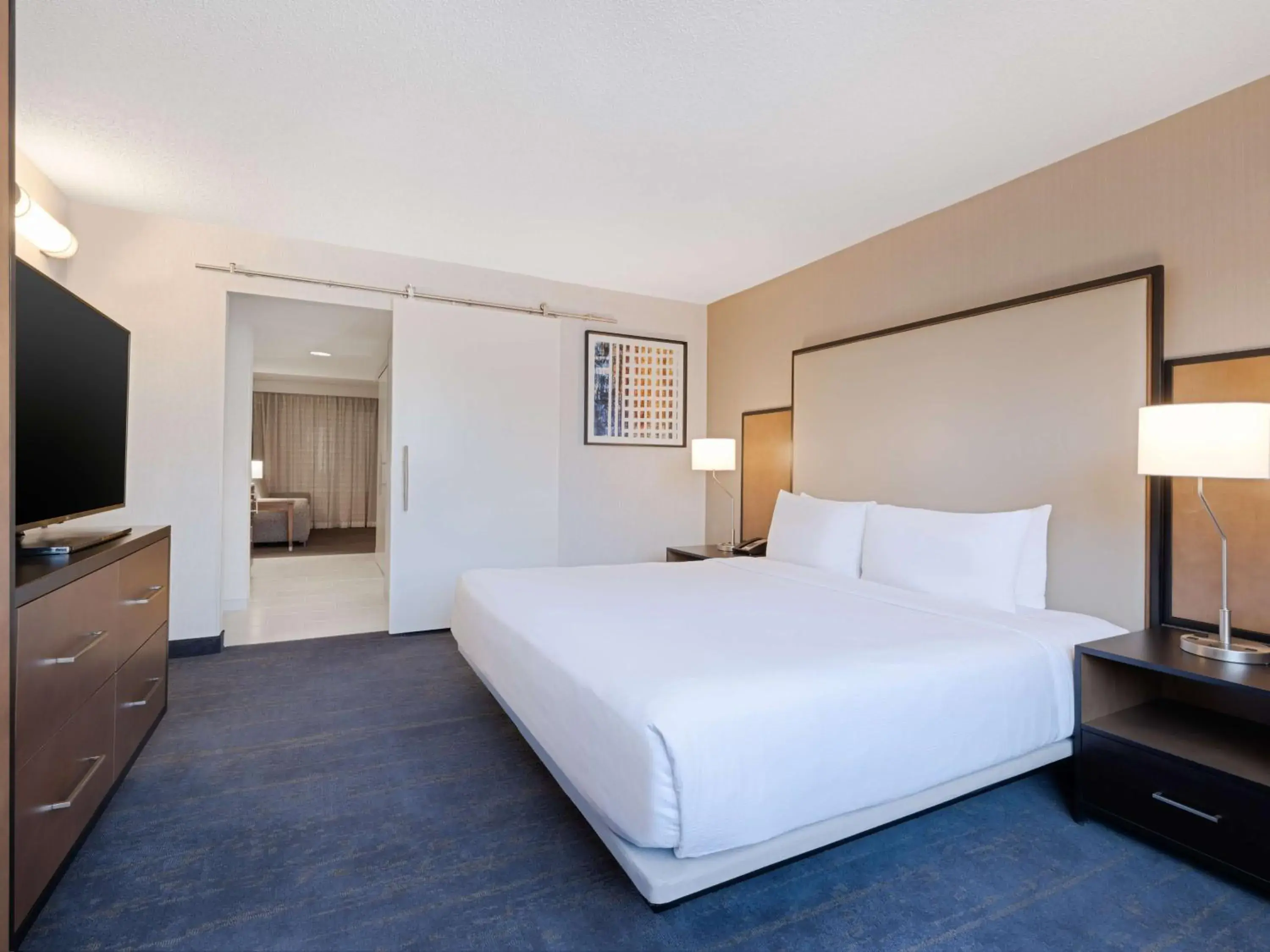 Bed in Embassy Suites Chicago - Downtown River North Bed in Embassy Suites Chicago - Downtown River North