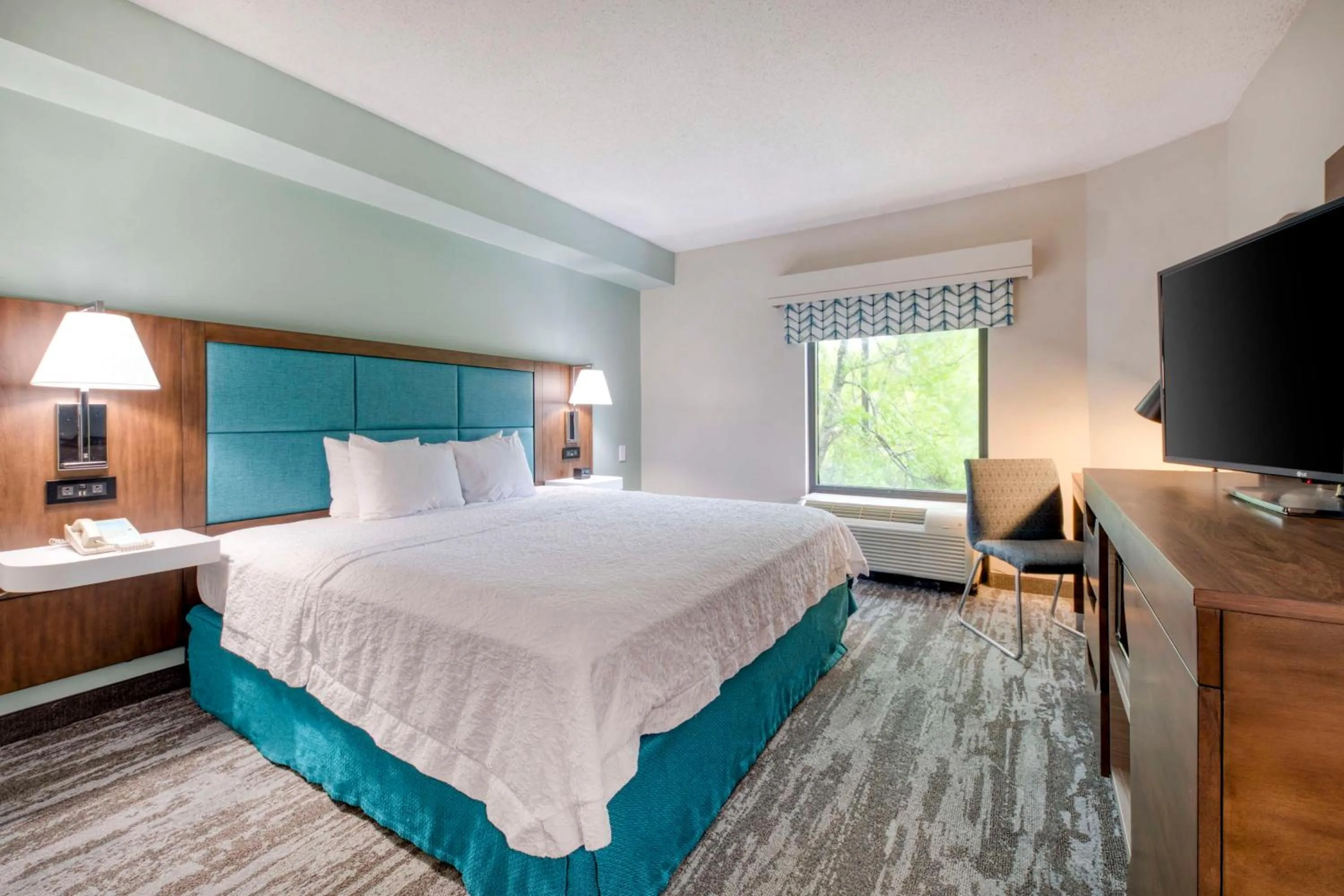 Bed in Hampton Inn & Suites Wilmington/Wrightsville Beach