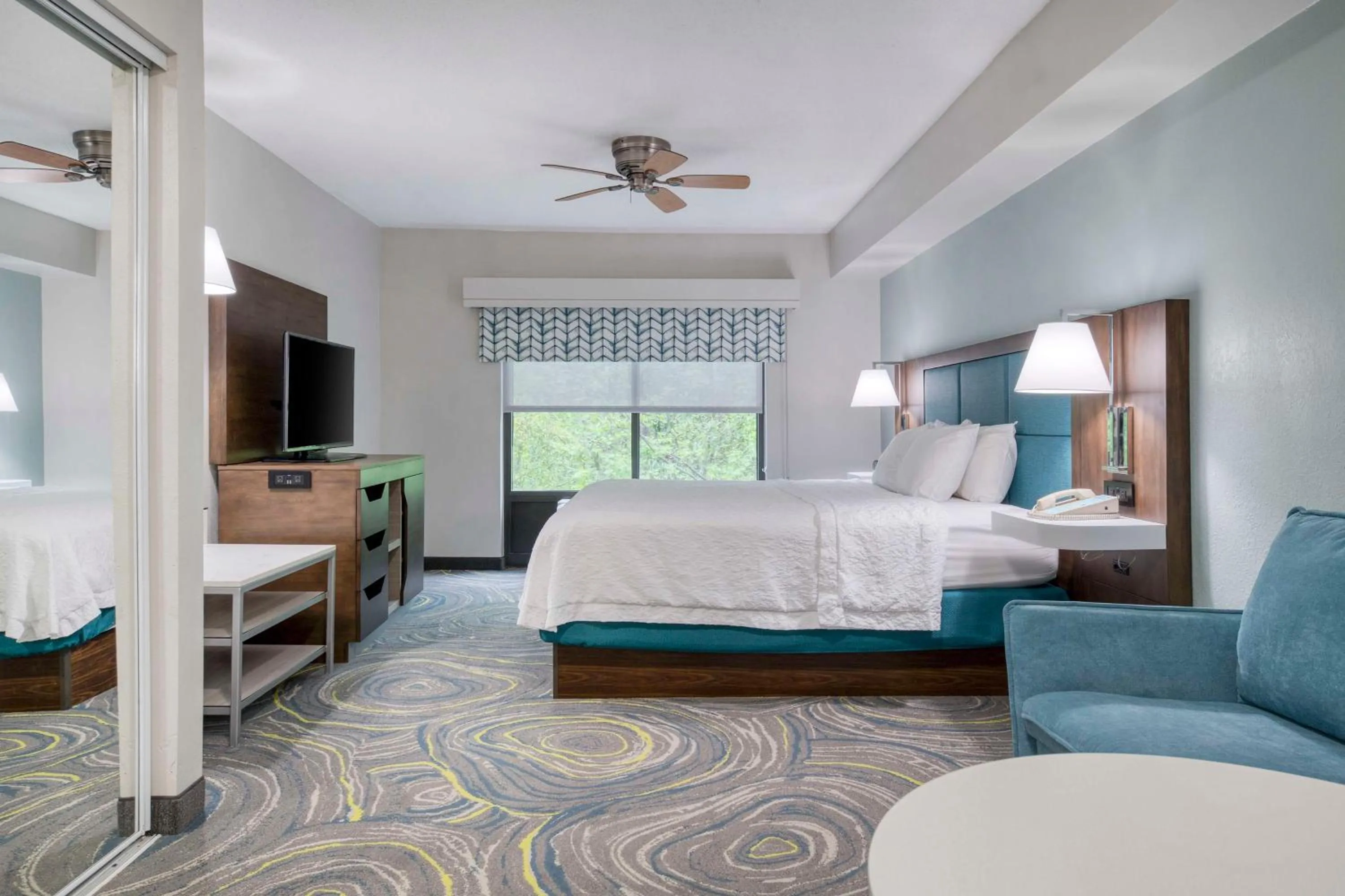 Living room, Bed in Hampton Inn & Suites Wilmington/Wrightsville Beach