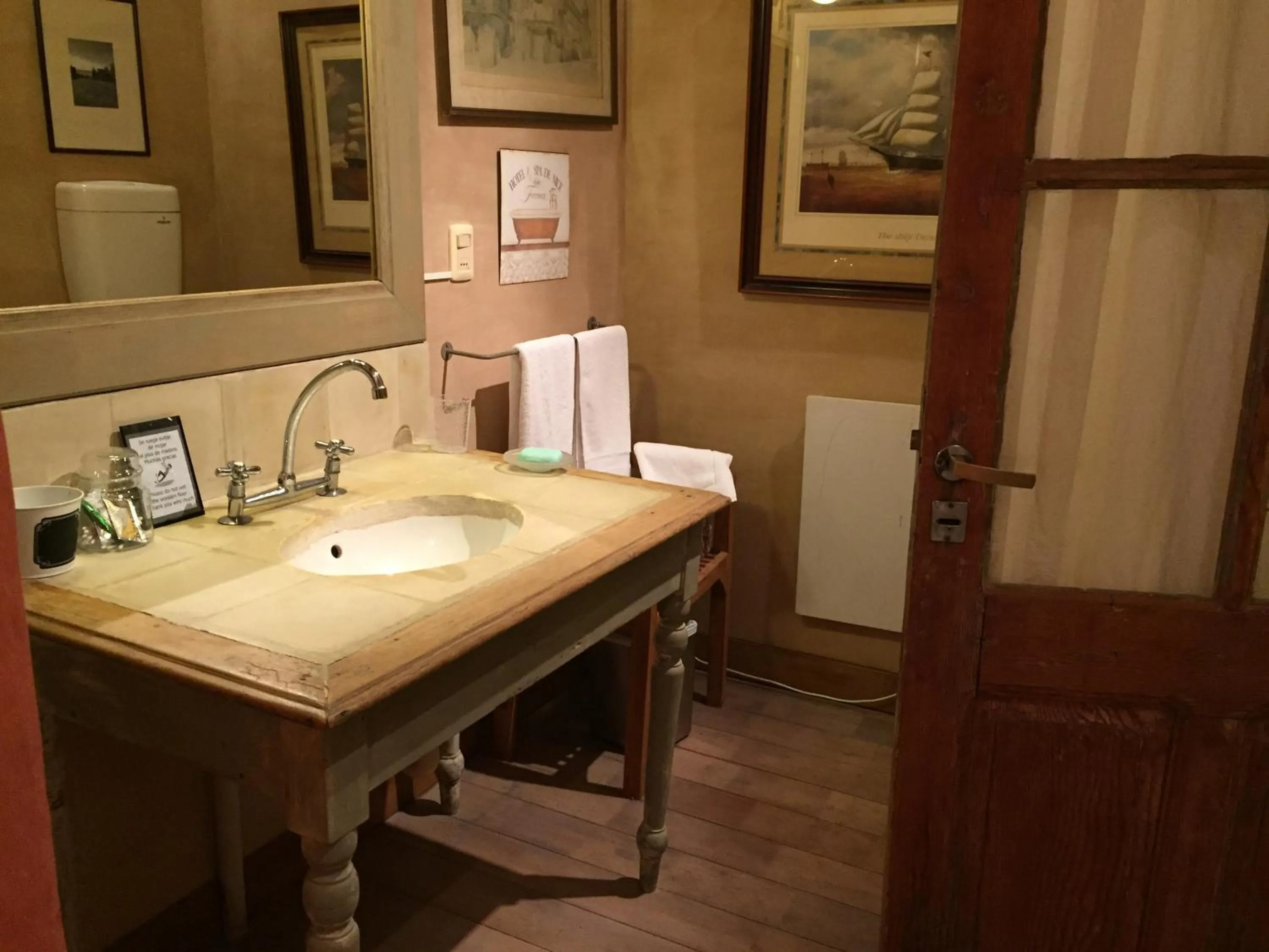 Bathroom in Colonia Suite Apartments