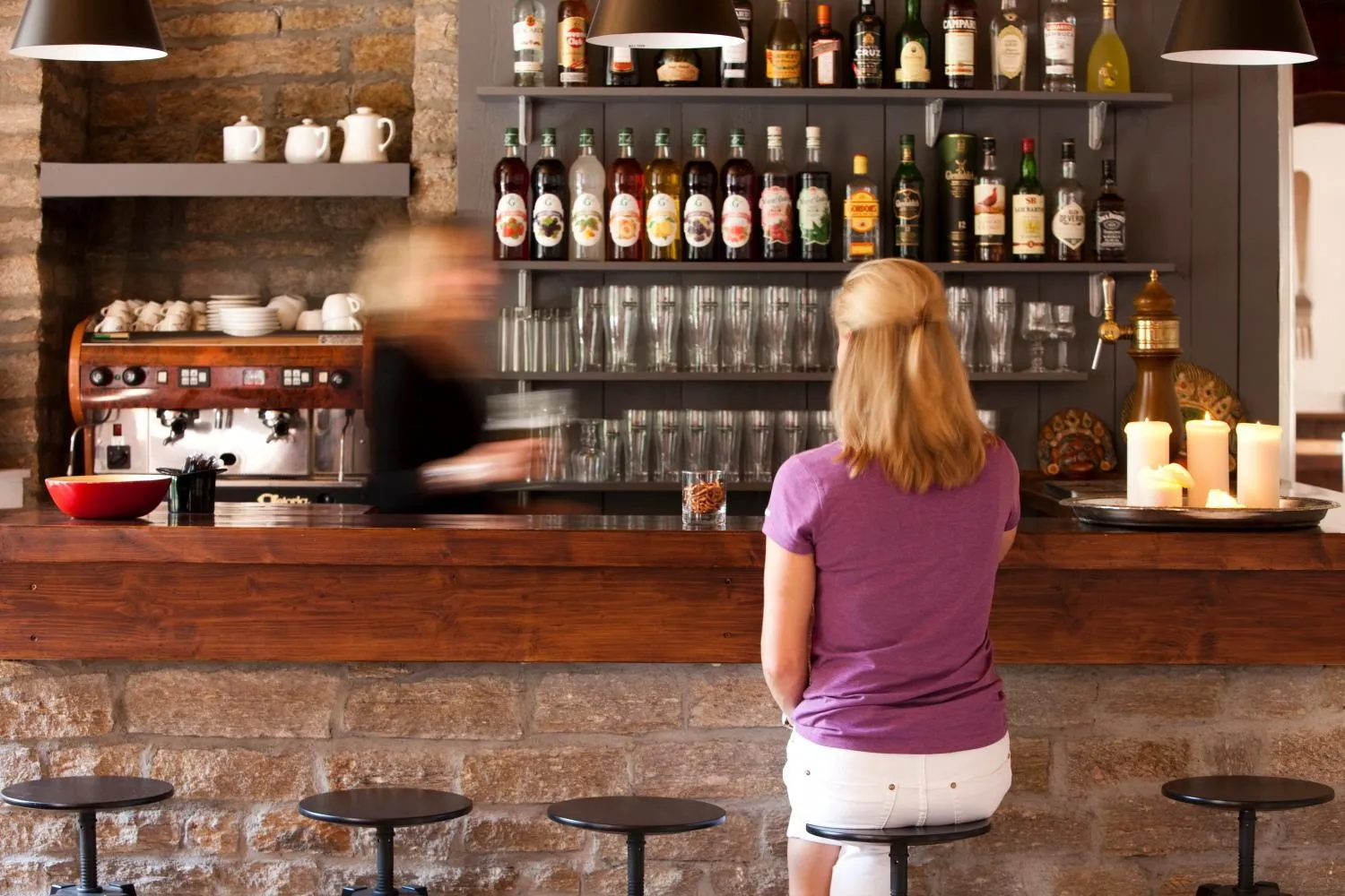 Lounge or bar in La Chaumière Mountain Lodge