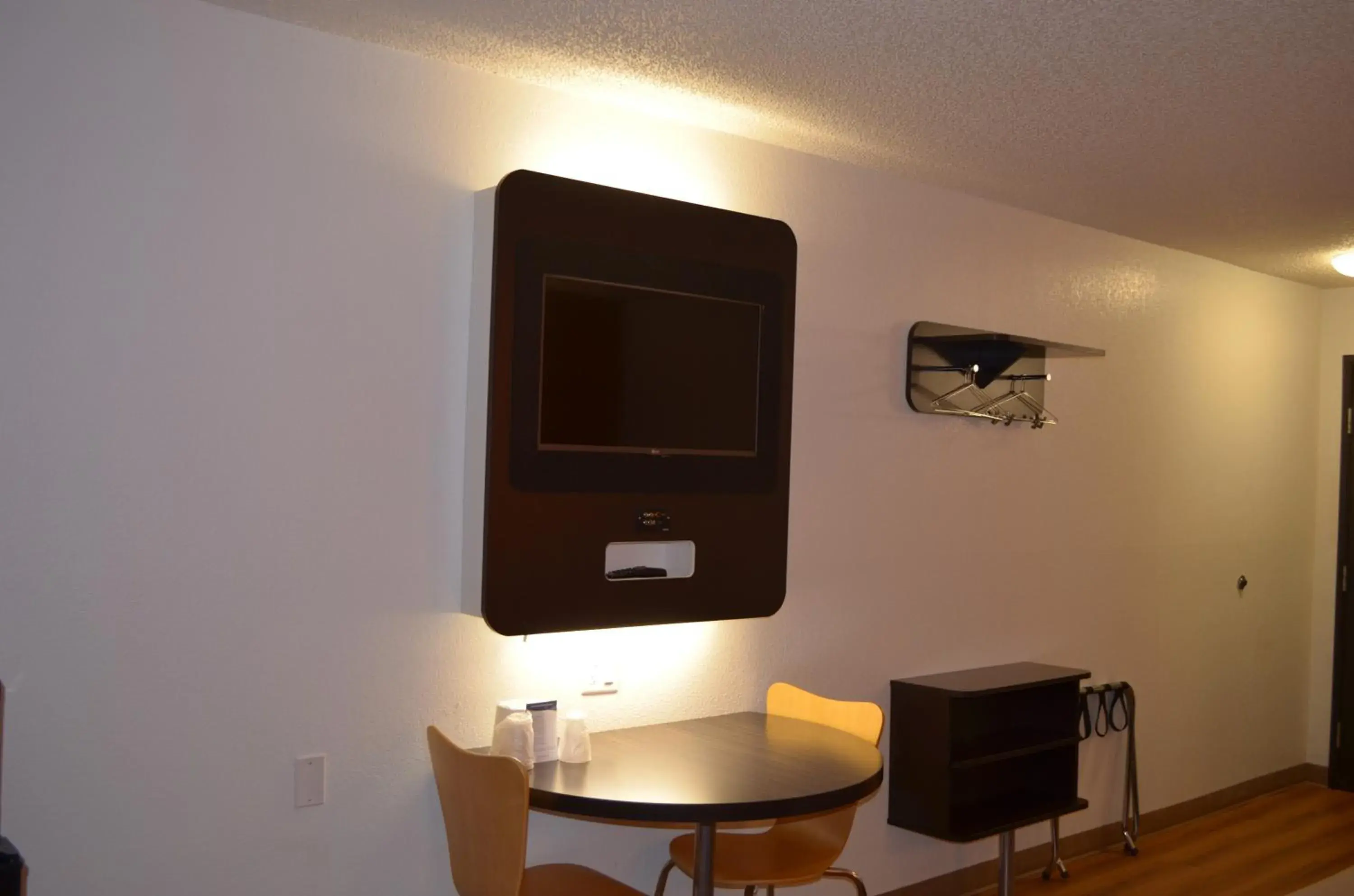 Seating area in Motel 6 Kingsland Kings Bay Naval Seating area in Motel 6 Kingsland Kings Bay Naval