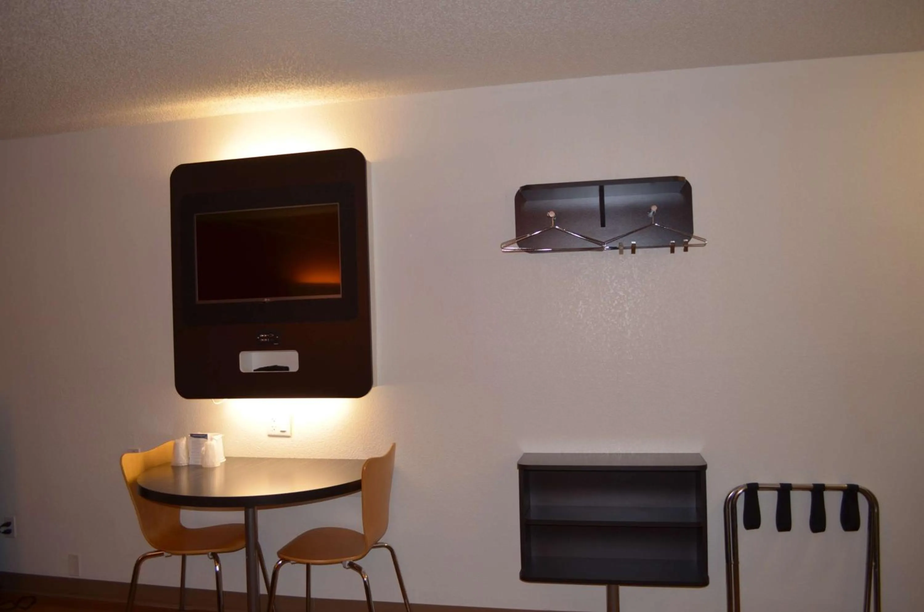 TV and multimedia in Motel 6 Kingsland Kings Bay Naval
