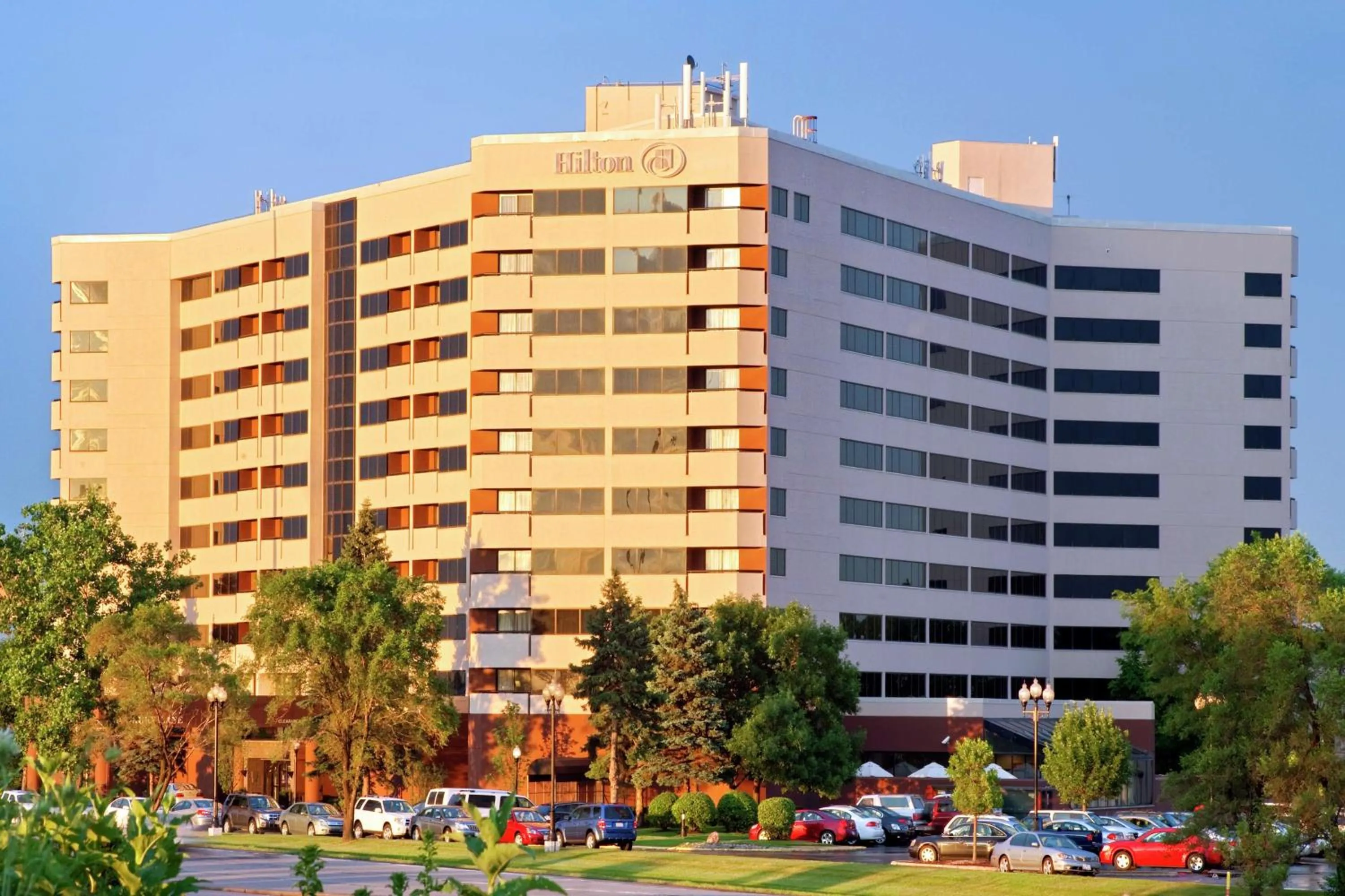 Property building in Hilton Suites Chicago/Oakbrook Terrace
