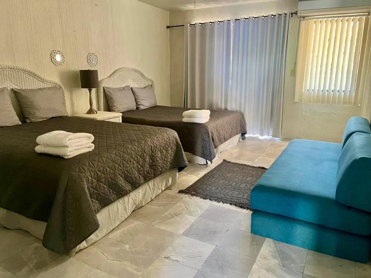 Bed in Villa en Marinaterra en seguida de Marina San Carlos