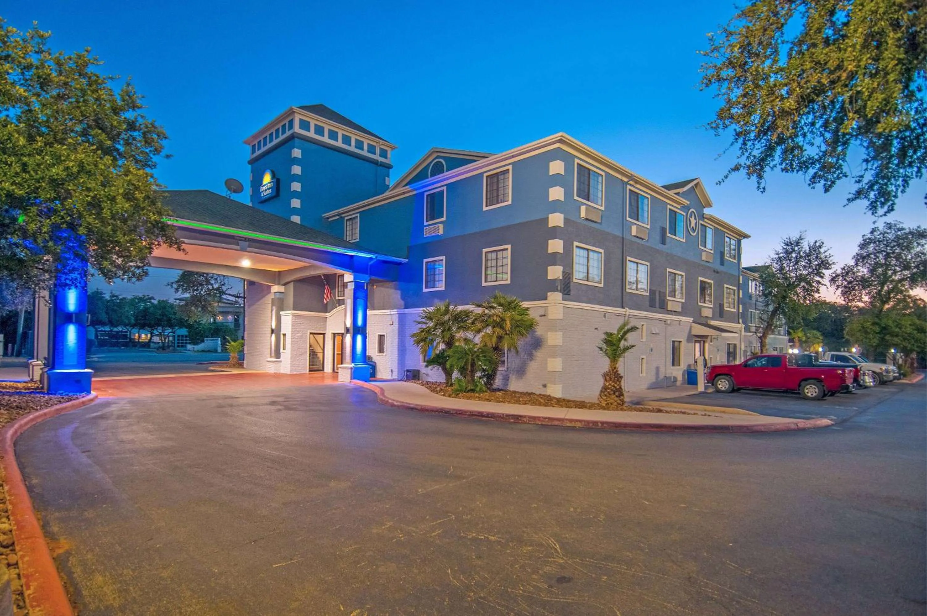 Property building in Days Inn & Suites by Wyndham San Antonio North/Stone Oak