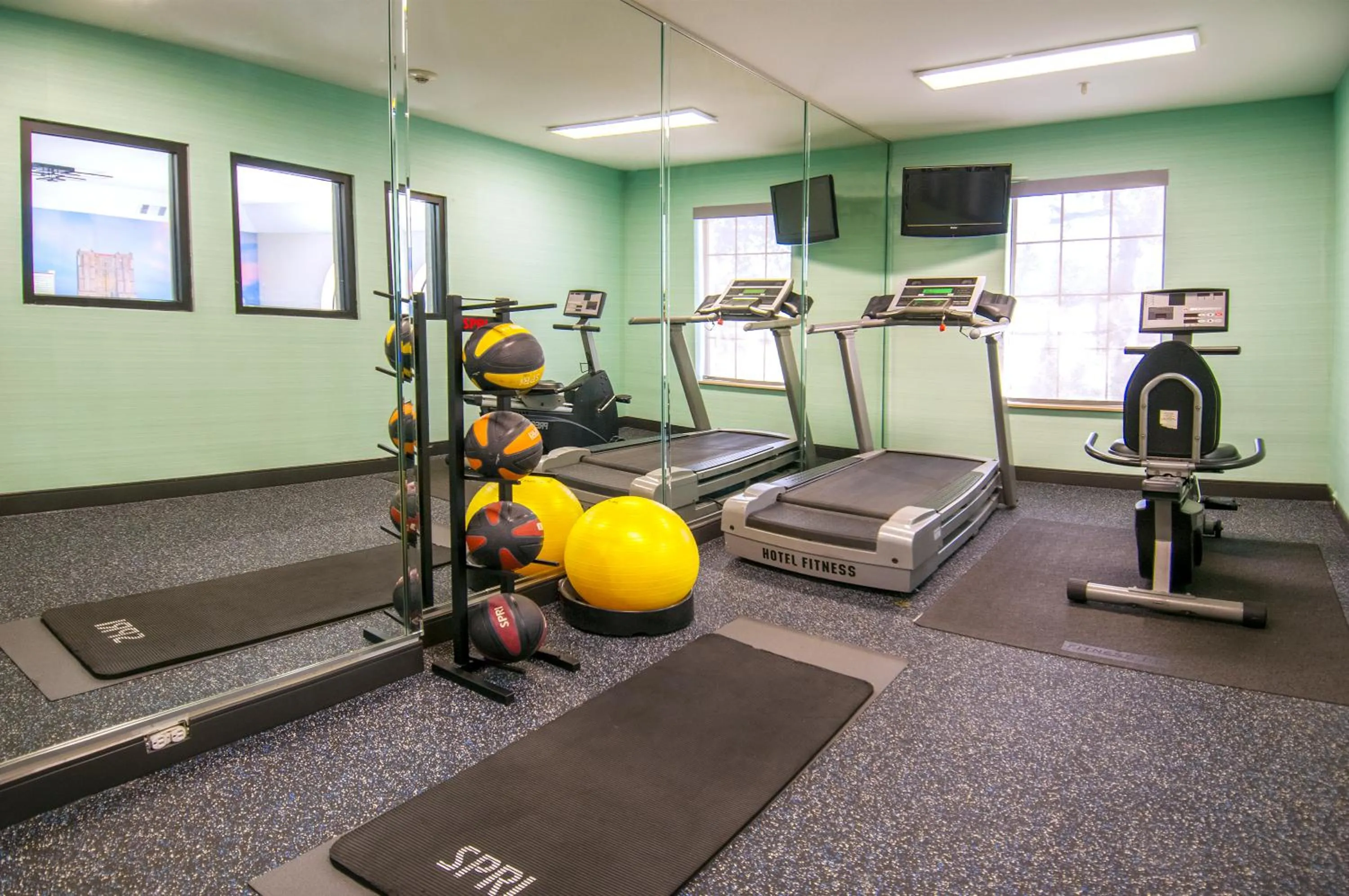 Fitness centre/facilities in Days Inn & Suites by Wyndham San Antonio North/Stone Oak
