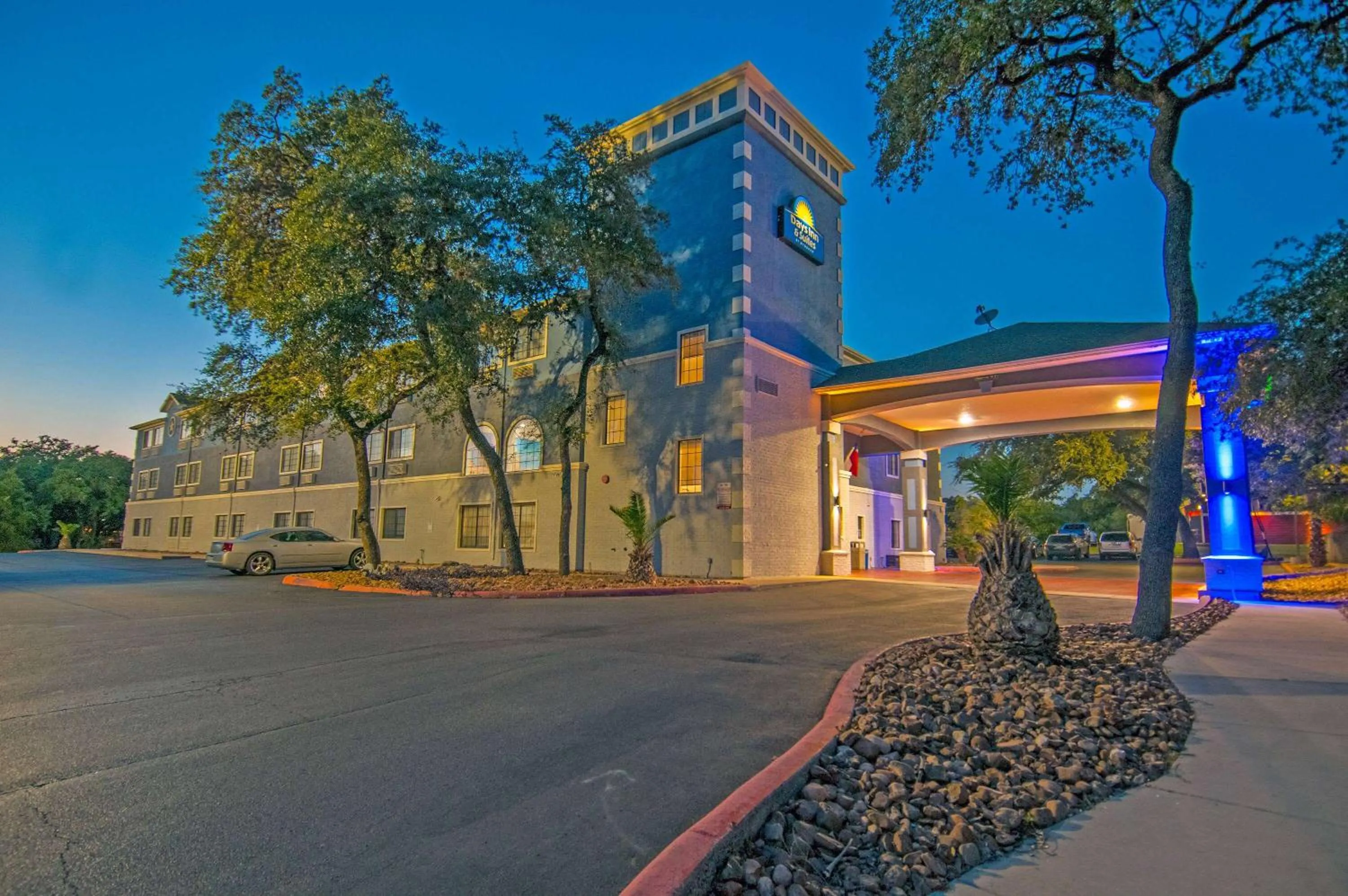 Property building in Days Inn & Suites by Wyndham San Antonio North/Stone Oak