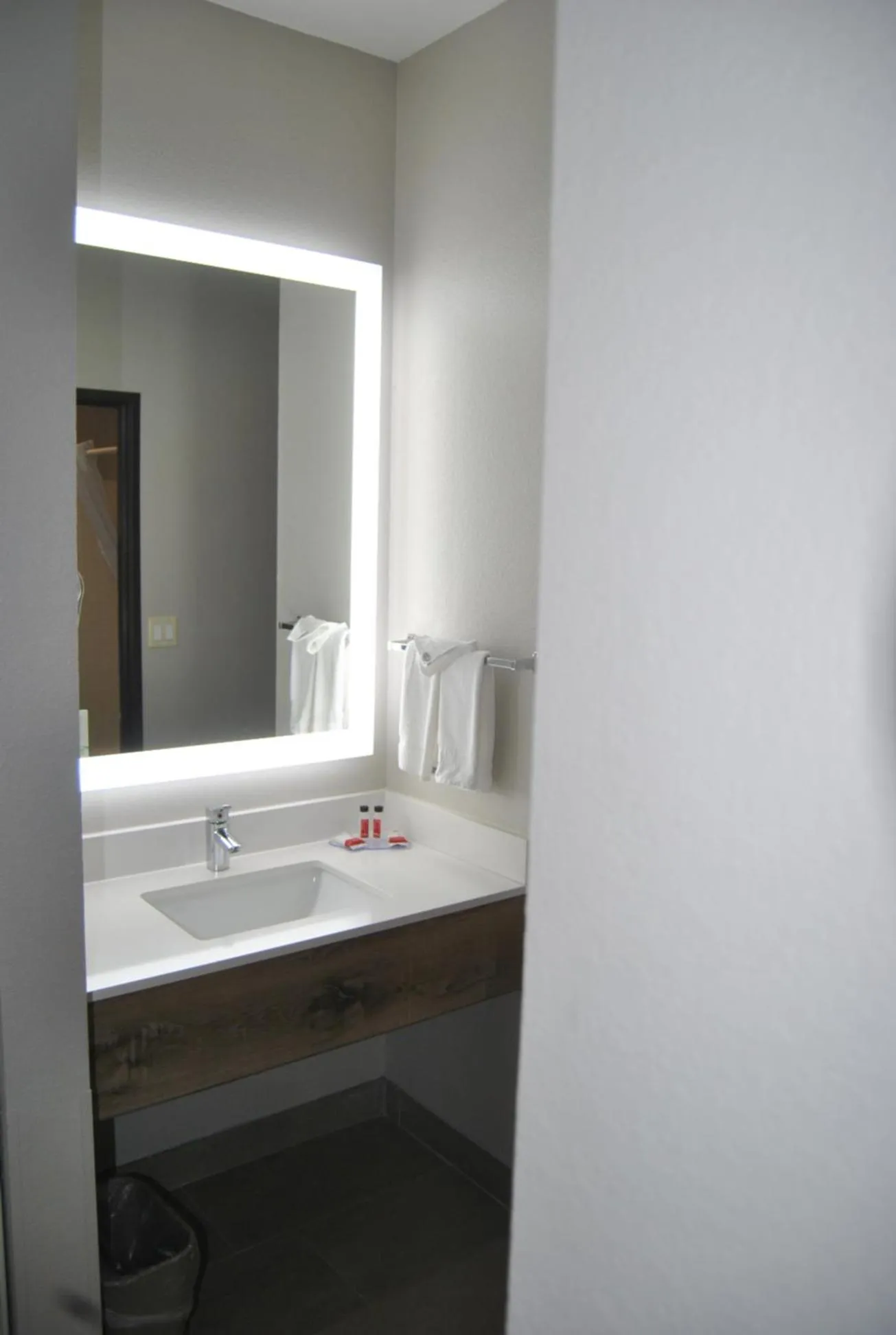 Days Inn & Suites by Wyndham San Antonio North/Stone Oak