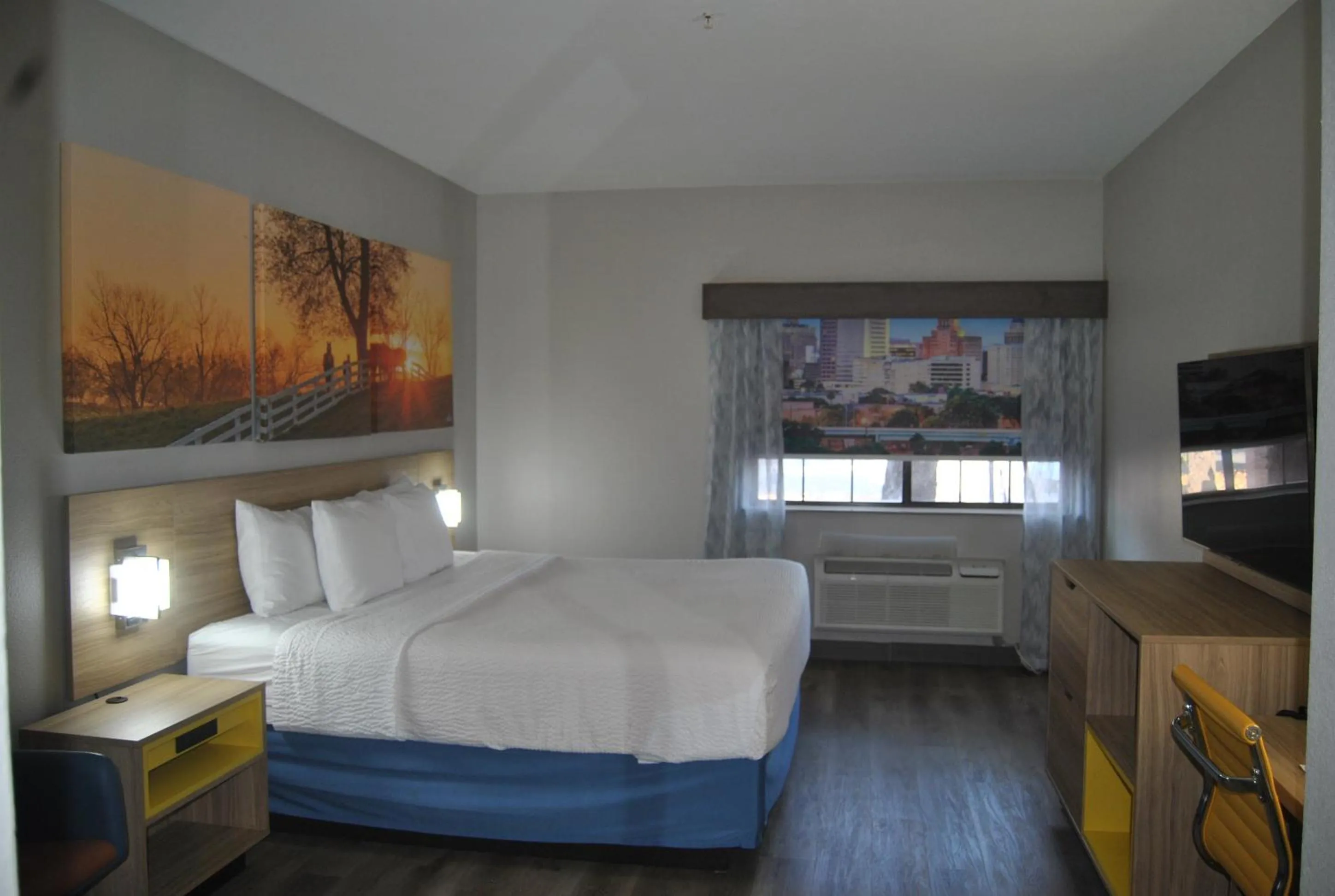 Bed in Days Inn & Suites by Wyndham San Antonio North/Stone Oak