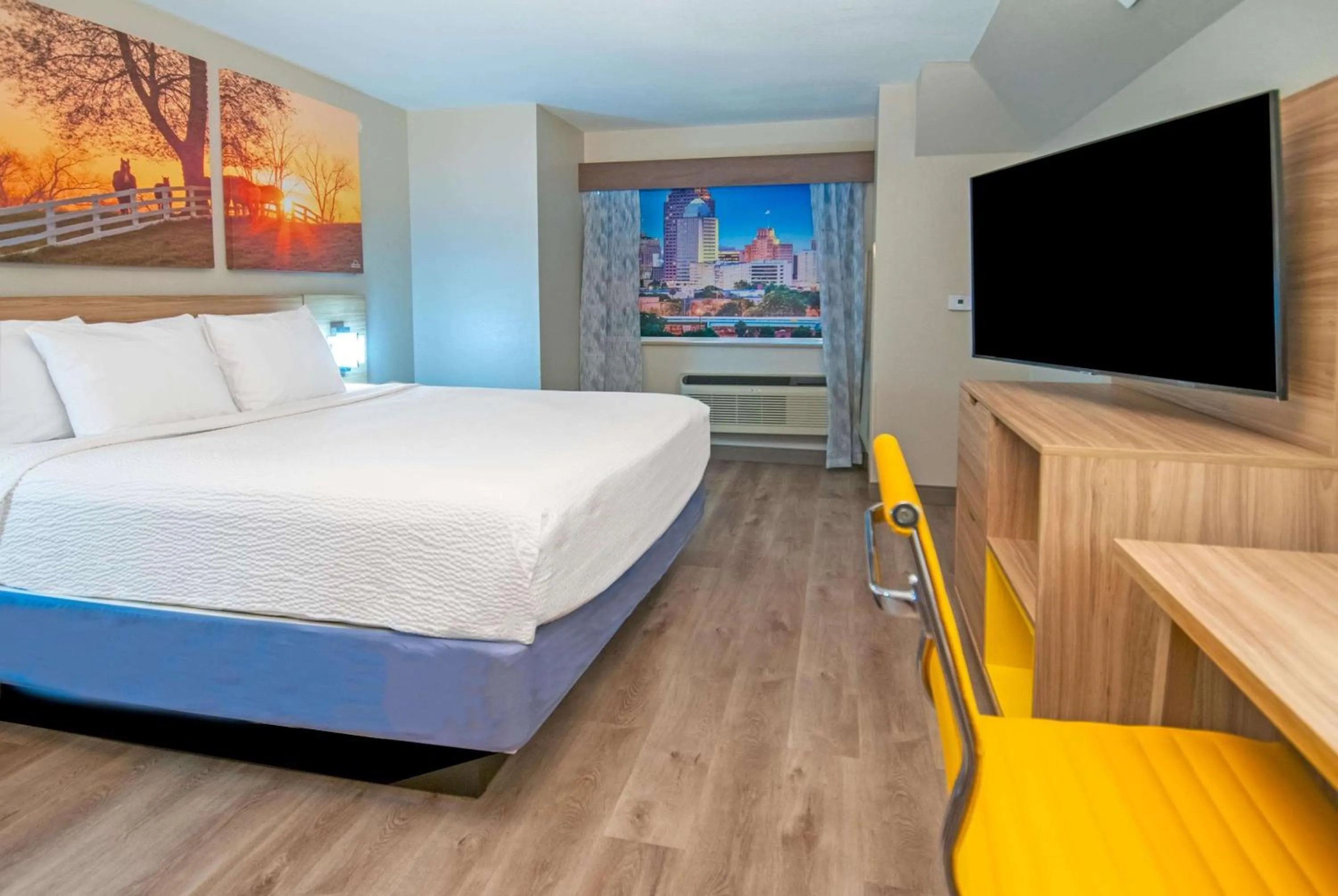 Photo of the whole room, Bed in Days Inn & Suites by Wyndham San Antonio North/Stone Oak