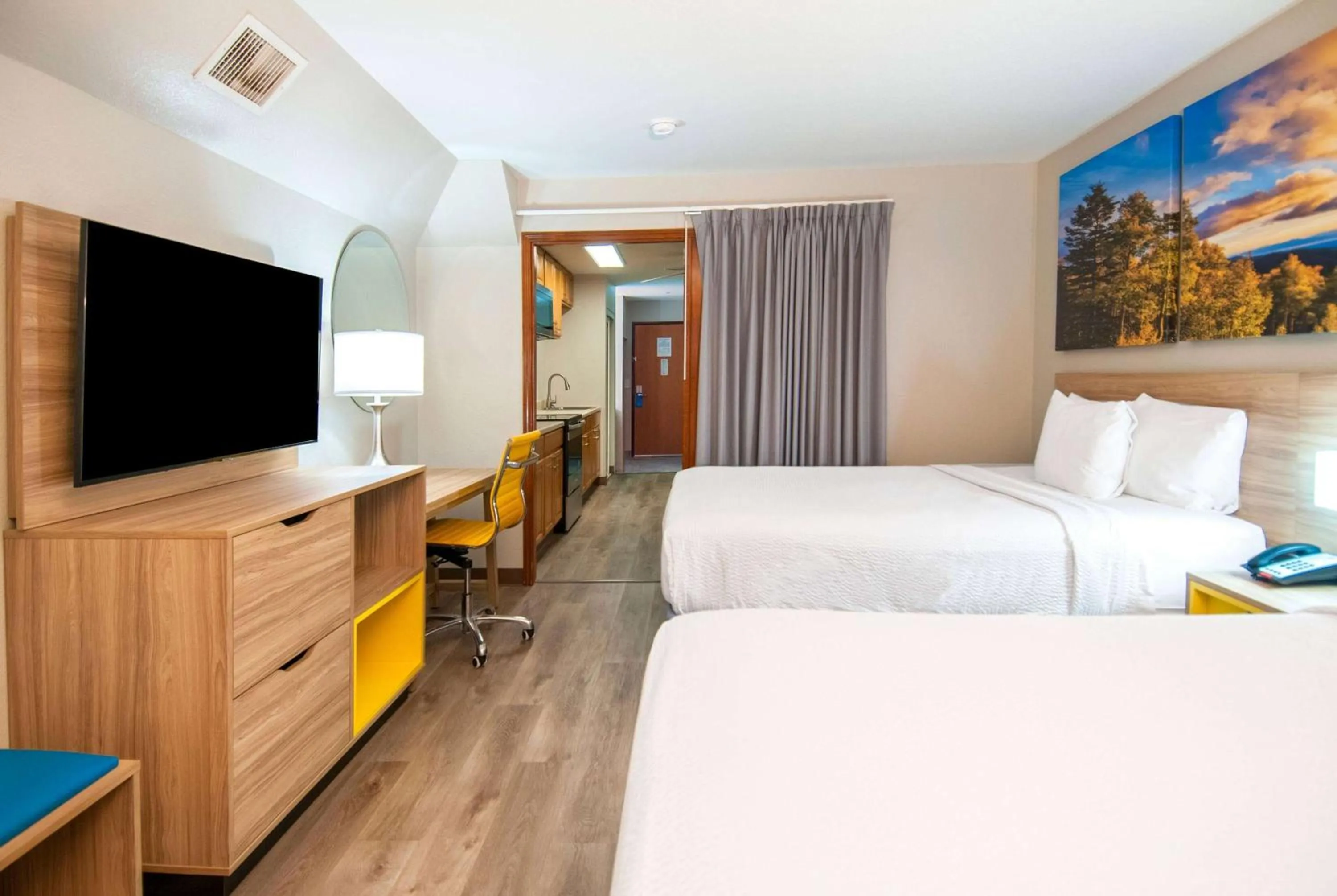 Photo of the whole room, Bed in Days Inn & Suites by Wyndham San Antonio North/Stone Oak