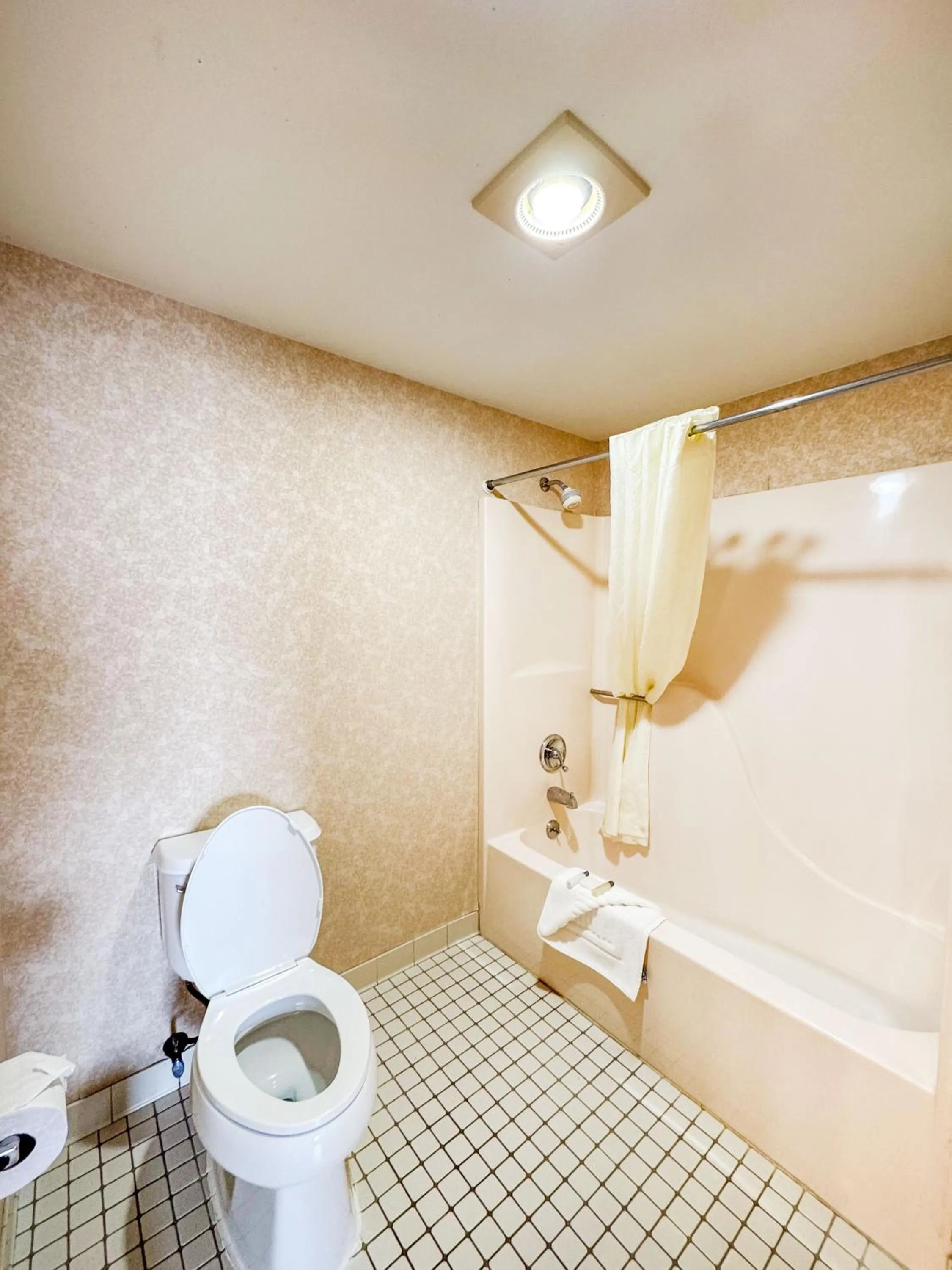 Days Inn by Wyndham Mackinaw City - Lakeview