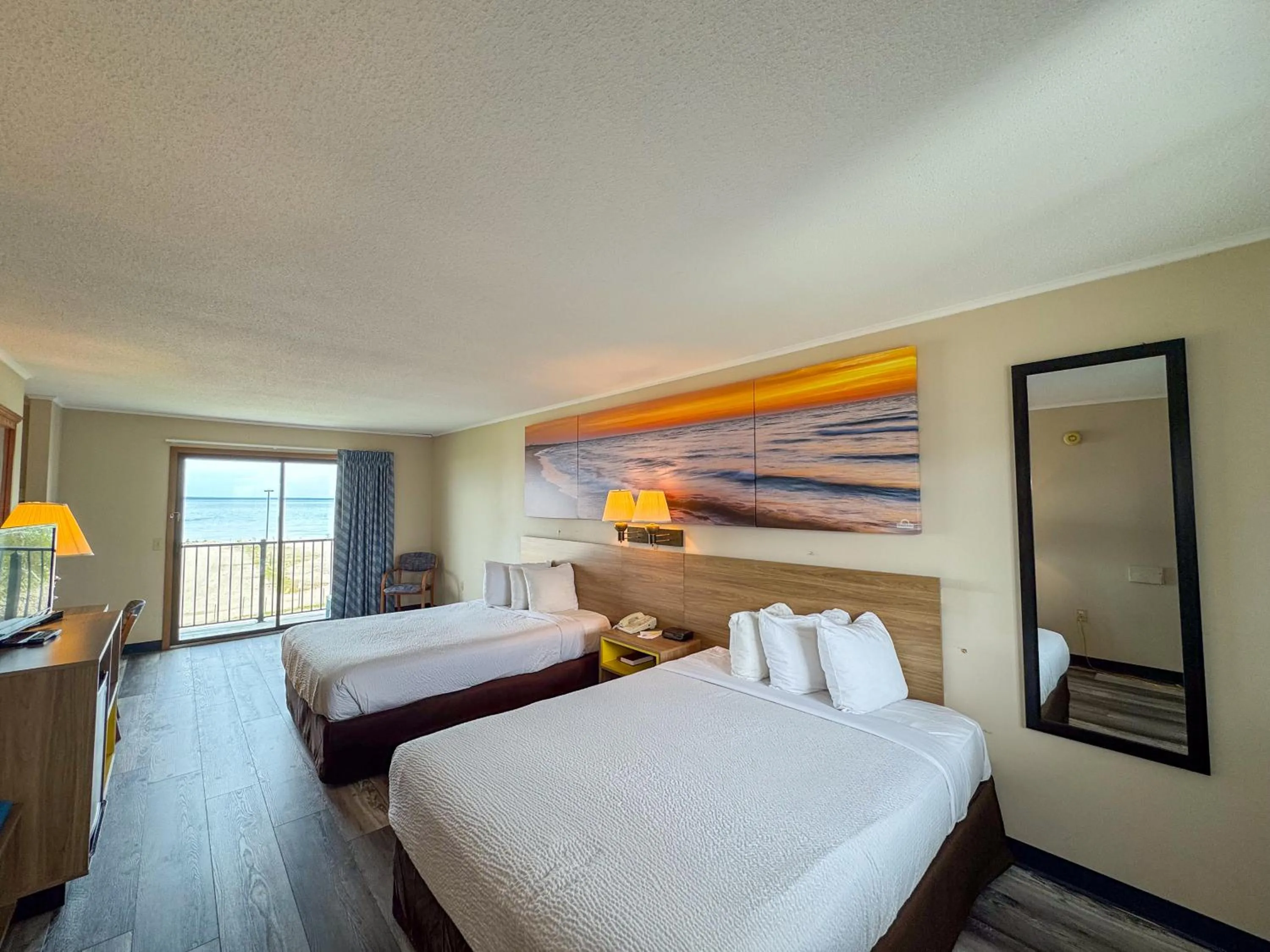 Bed in Days Inn by Wyndham Mackinaw City - Lakeview