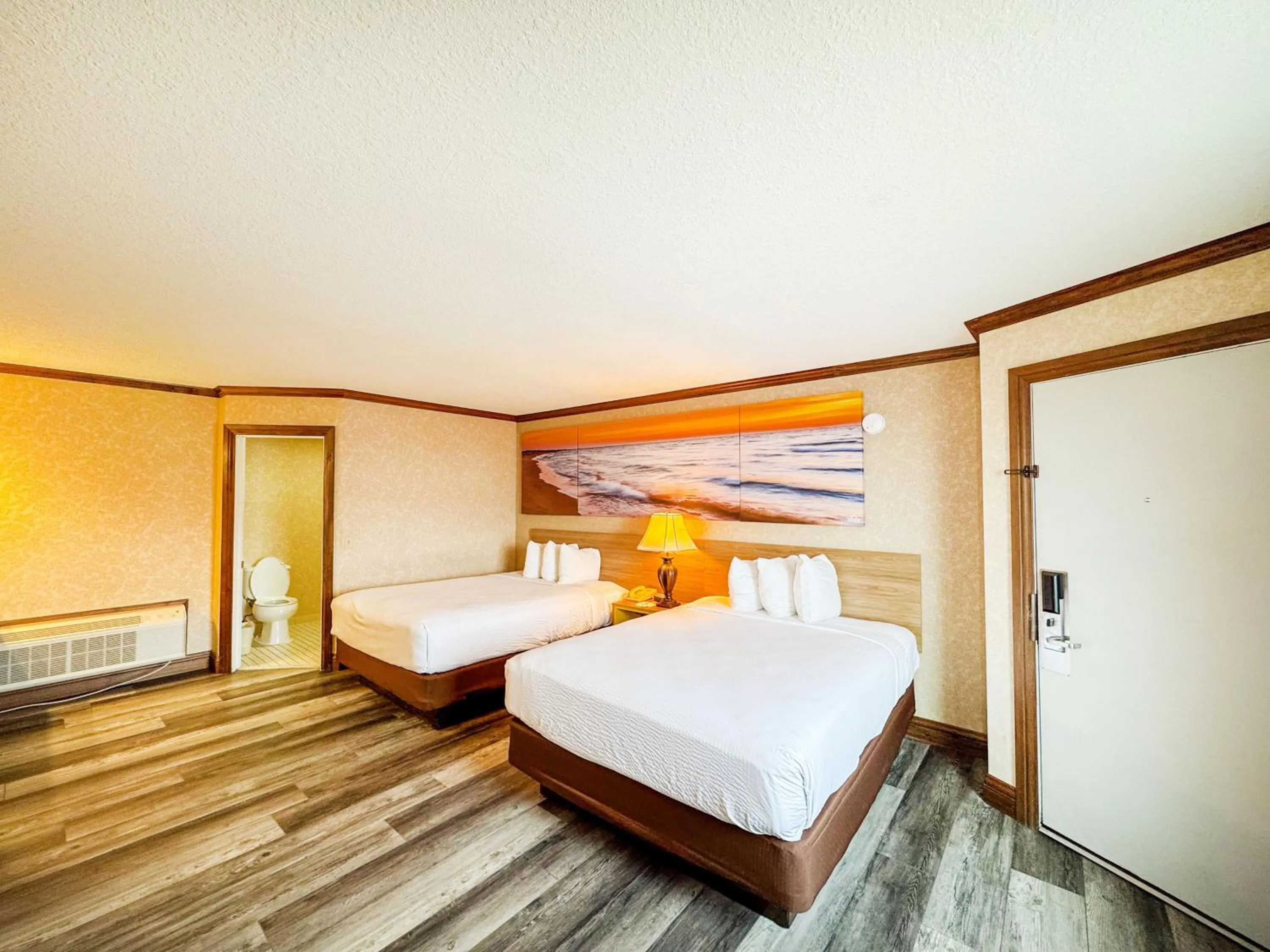 Bed in Days Inn by Wyndham Mackinaw City - Lakeview