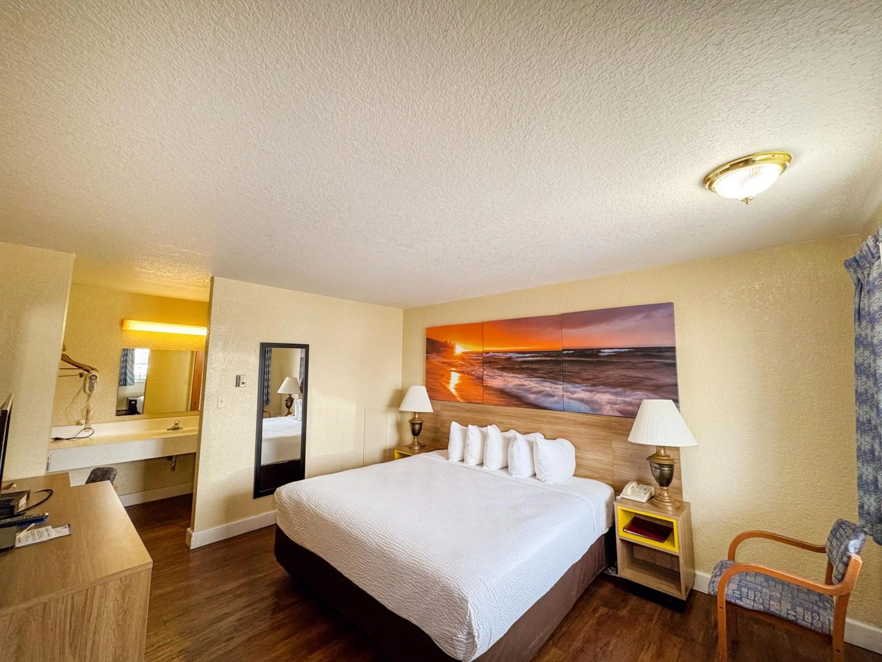 Bed in Days Inn by Wyndham Mackinaw City - Lakeview