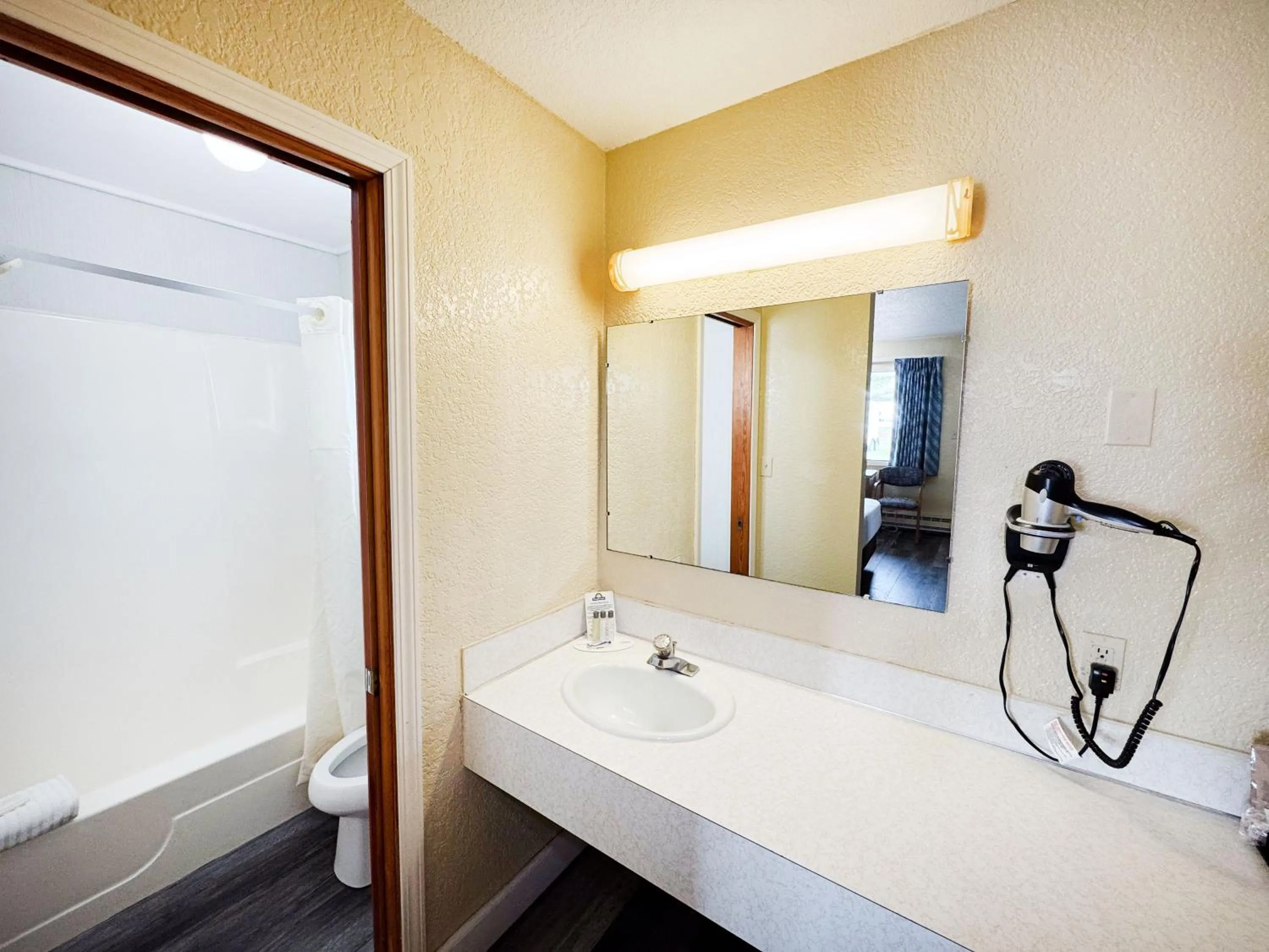 Days Inn by Wyndham Mackinaw City - Lakeview