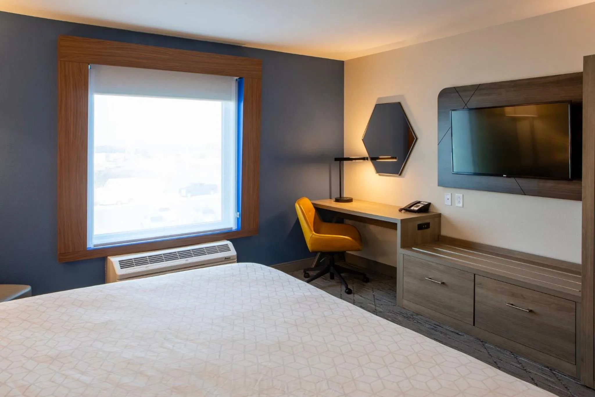 Photo of the whole room, Bed in Holiday Inn Express & Suites Sioux City-South by IHG