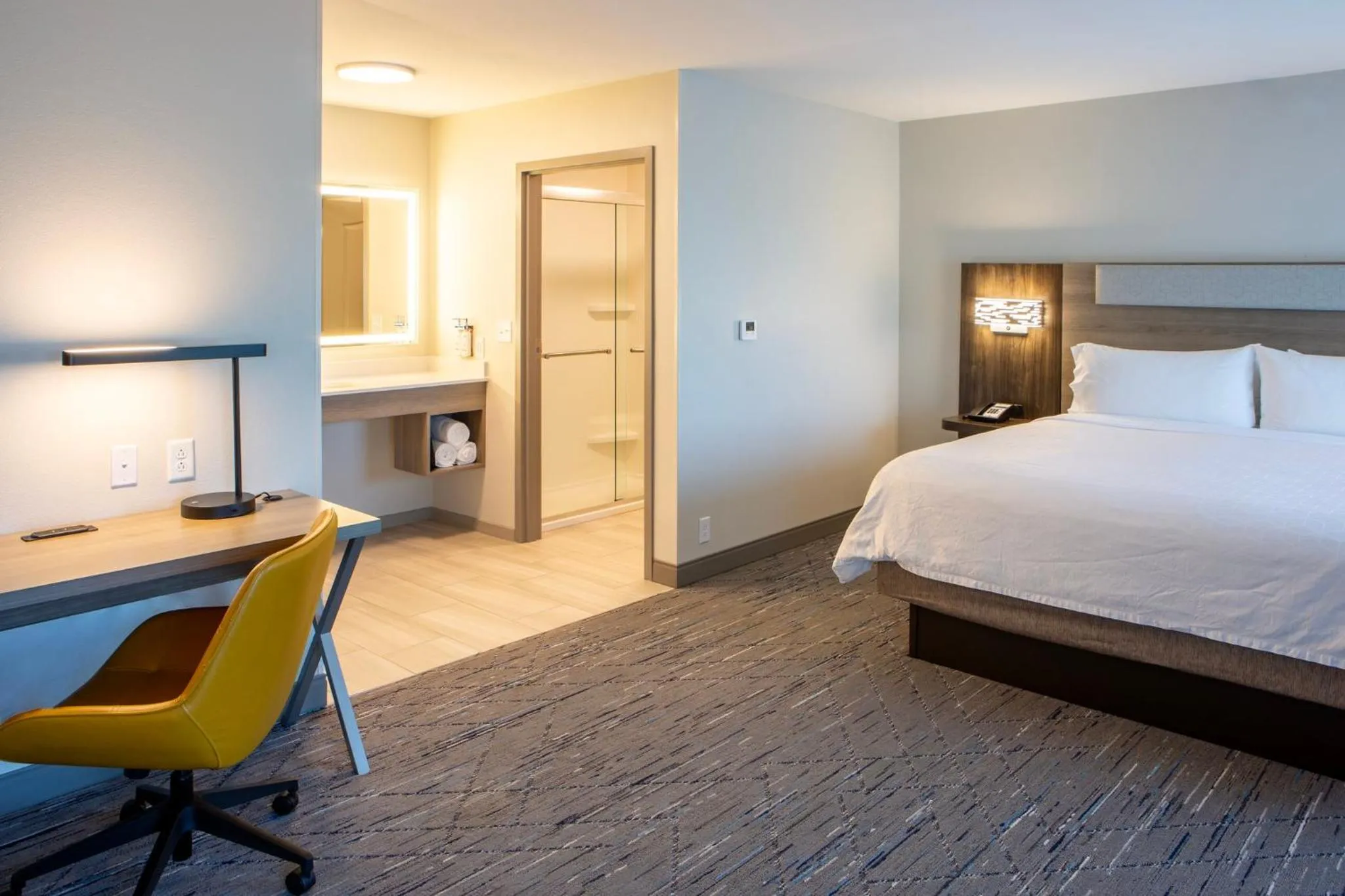 Photo of the whole room, Bed in Holiday Inn Express & Suites Sioux City-South by IHG