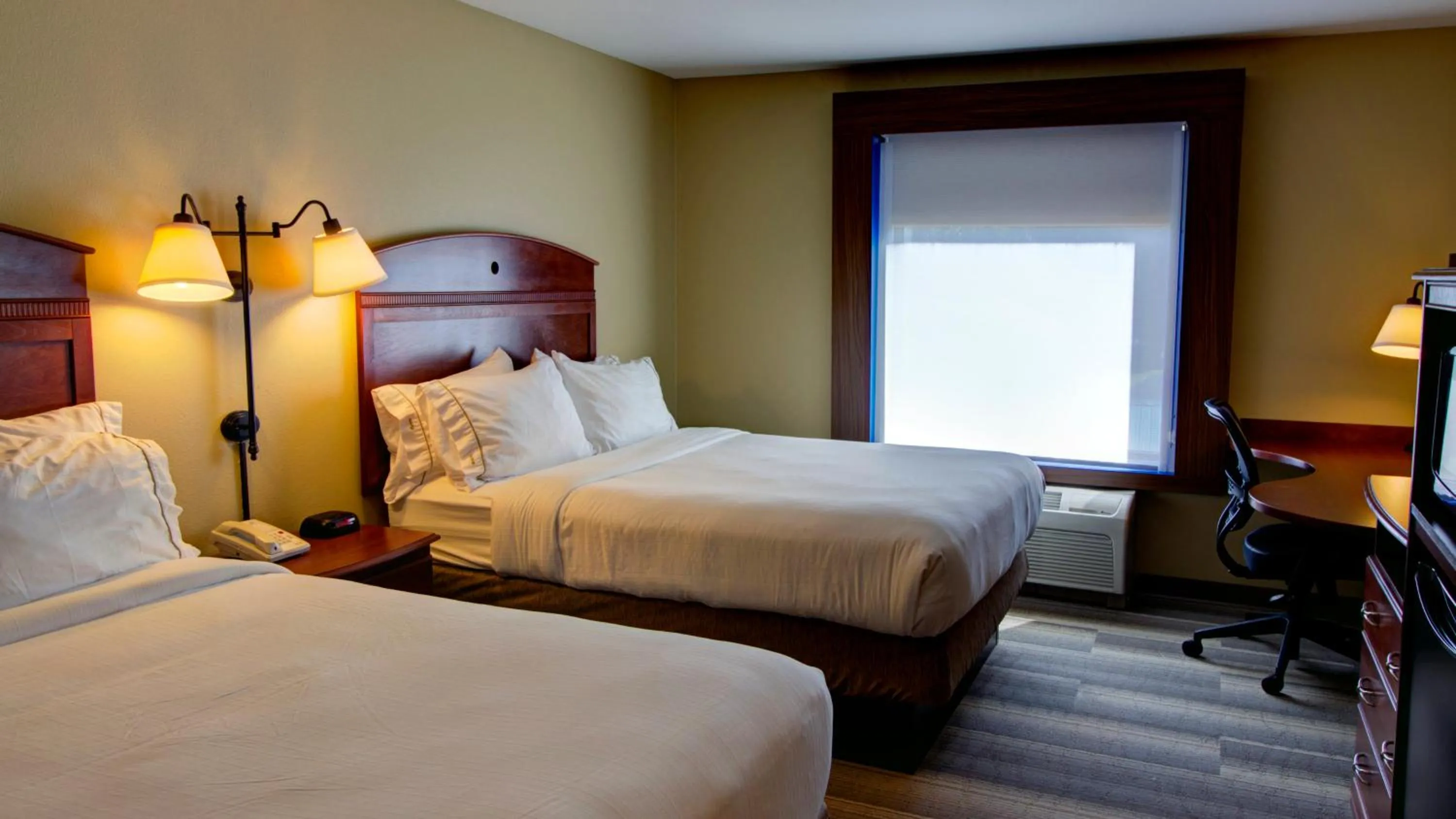 Photo of the whole room, Bed in Holiday Inn Express & Suites Sioux City-South by IHG